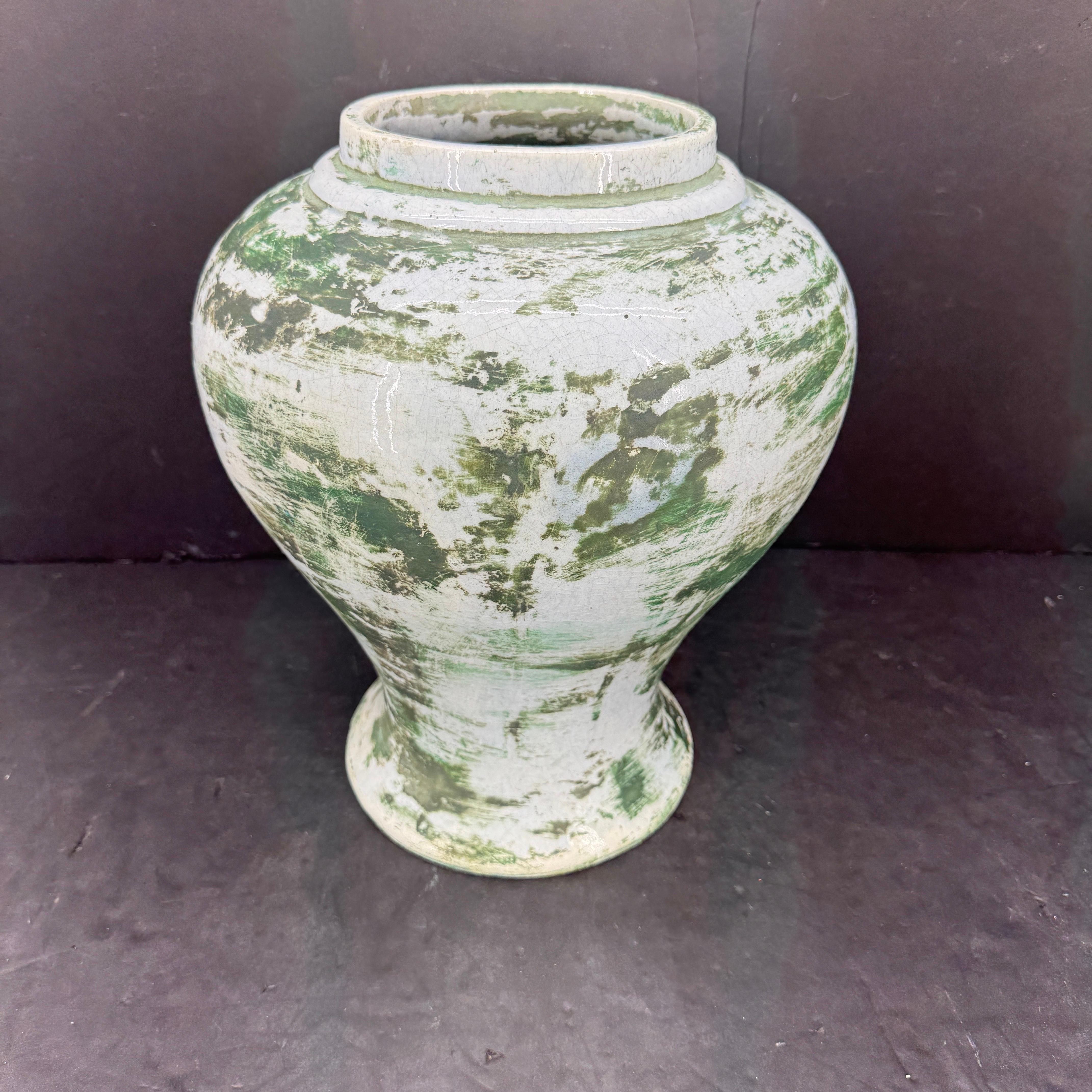 Centro de mesa urna decorativa de cerámica francesa verde blanca Sarreid en venta 7