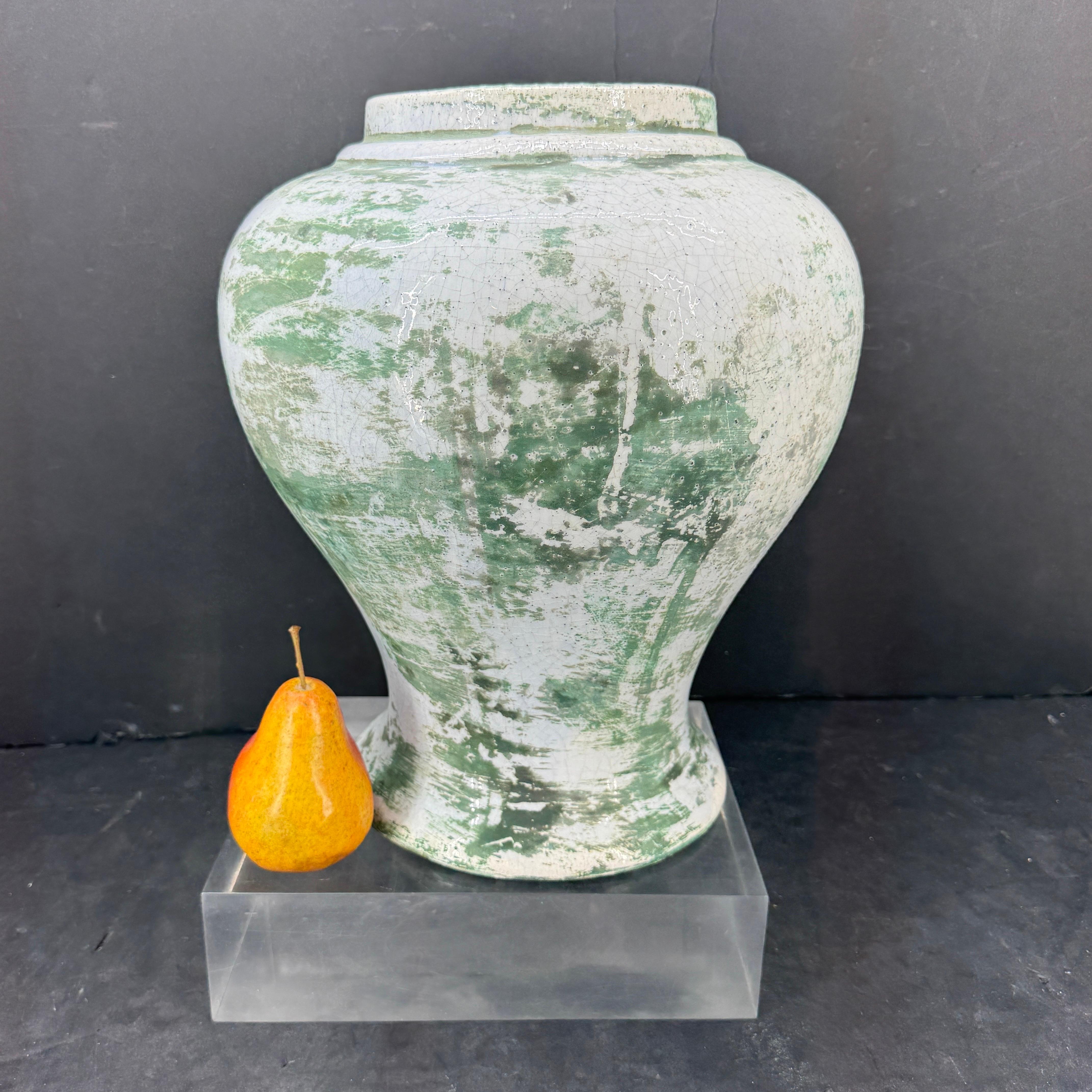 Fantástica urna de cerámica con un esmalte y una pátina asombrosos. Vemos esta pieza llena de flores frescas o magnolias de imitación en una consola, una mesa de centro o una mesa de centro de recibidor. También es una magnífica pieza independiente