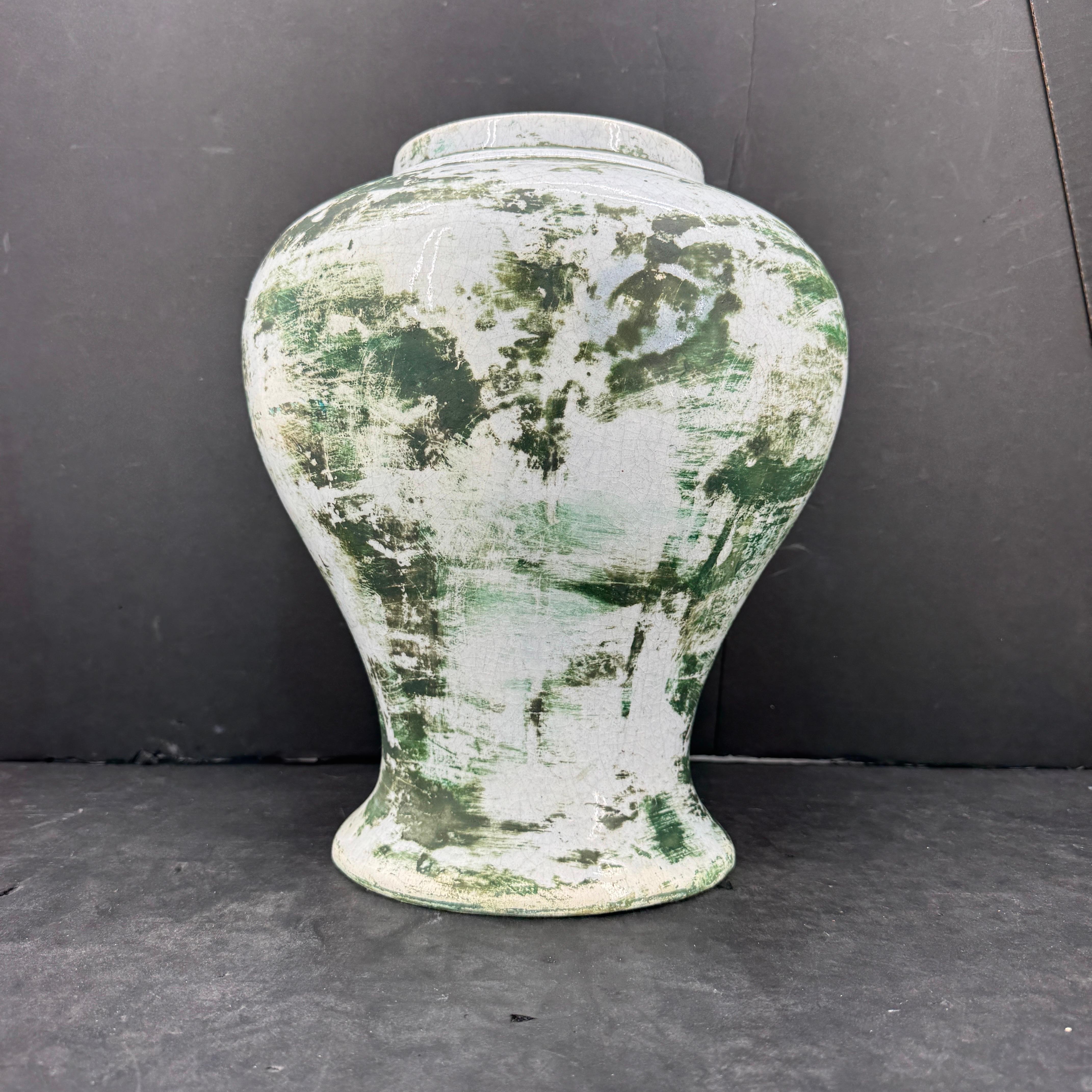 Centro de mesa urna decorativa de cerámica francesa verde blanca Sarreid Provincial francés en venta
