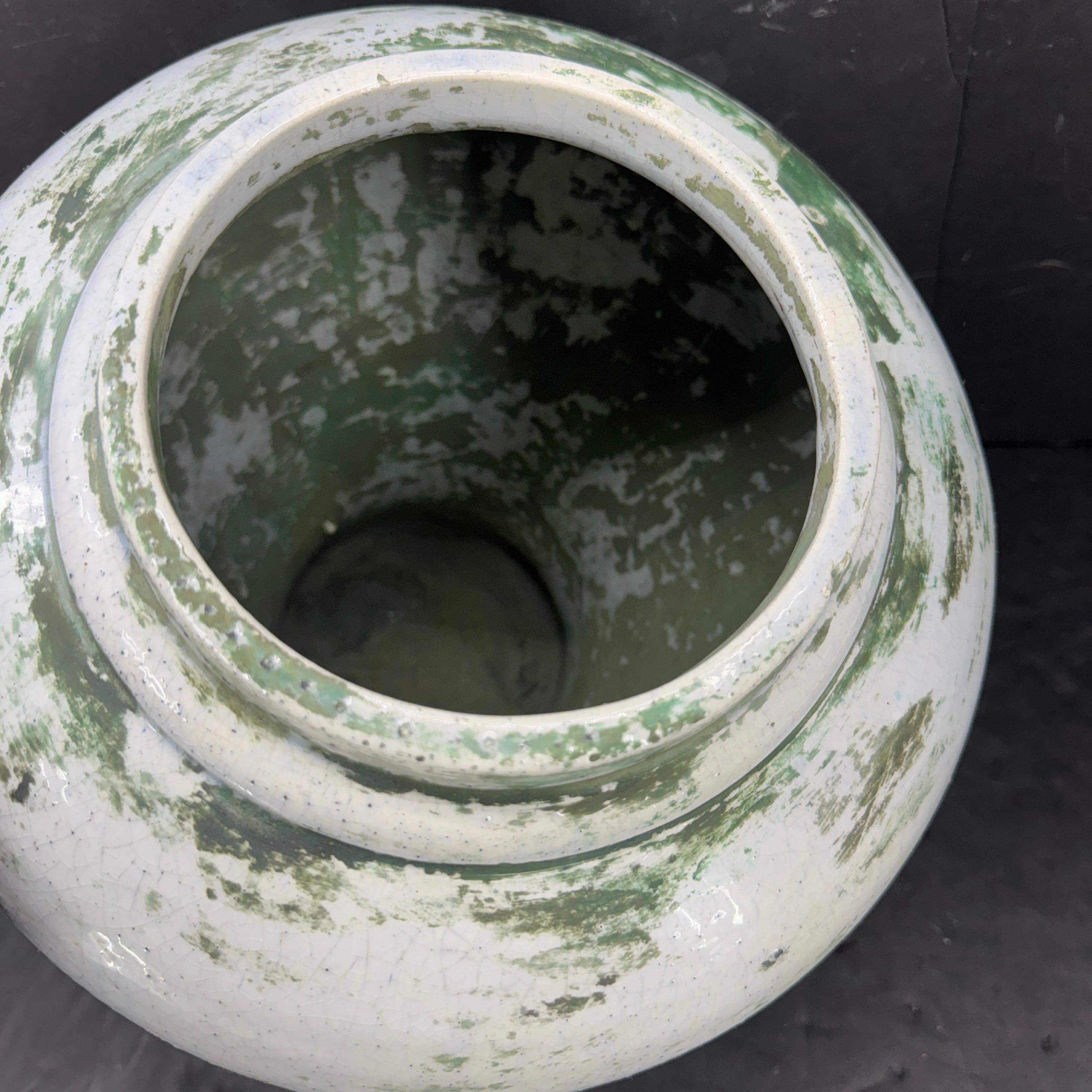 Centro de mesa urna decorativa de cerámica francesa verde blanca Sarreid Francés en venta