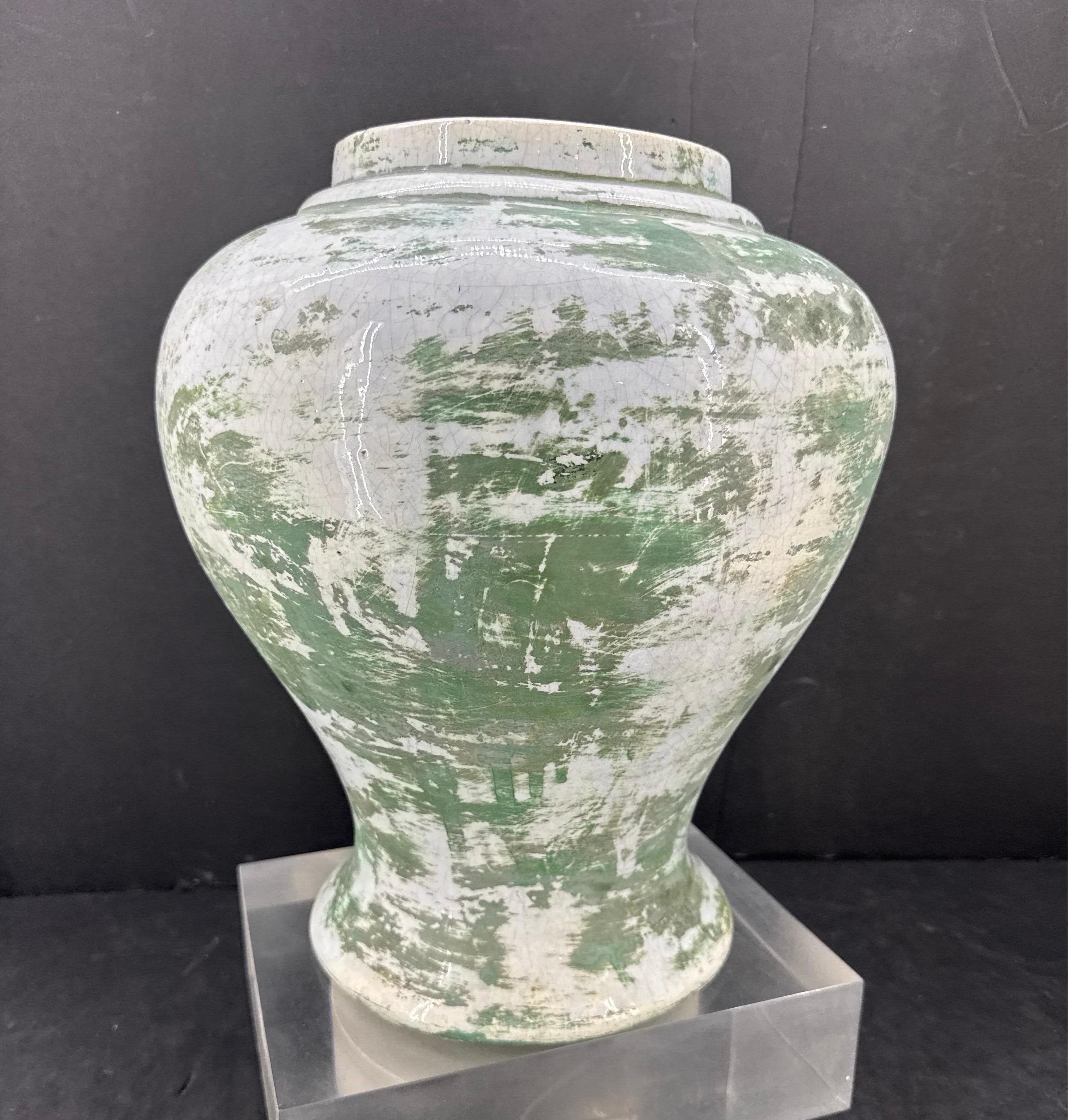 Centro de mesa urna decorativa de cerámica francesa verde blanca Sarreid Glaseado en venta