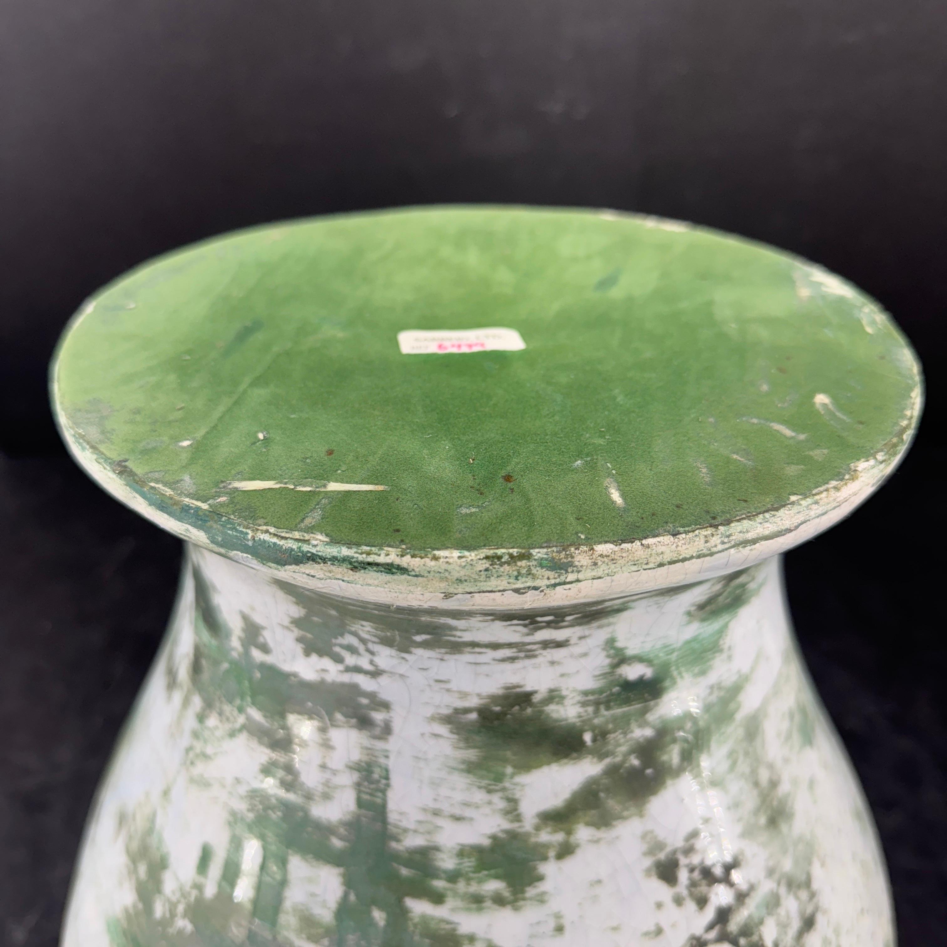 Centro de mesa urna decorativa de cerámica francesa verde blanca Sarreid Siglo XXI y contemporáneo en venta
