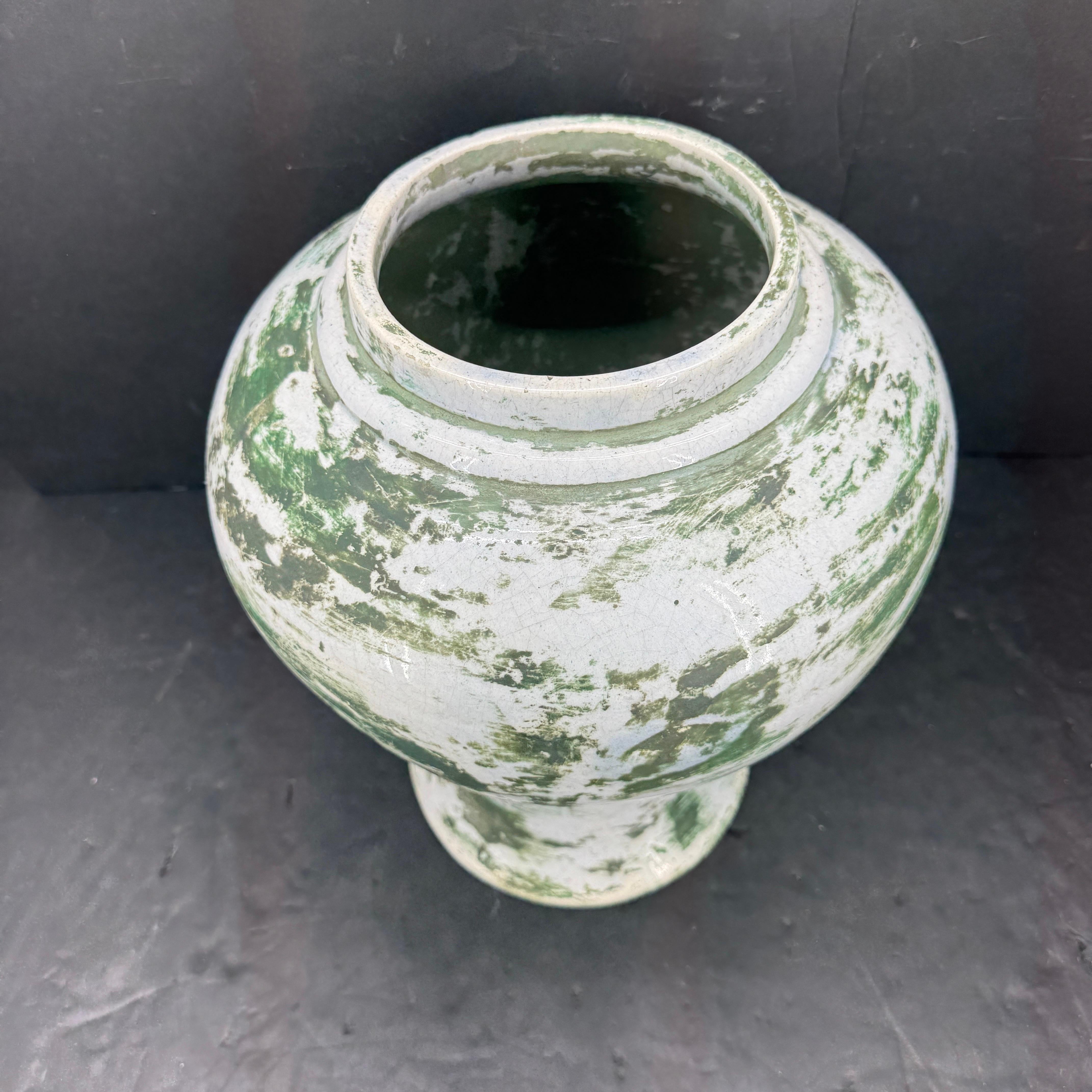 Centro de mesa urna decorativa de cerámica francesa verde blanca Sarreid Cerámico en venta