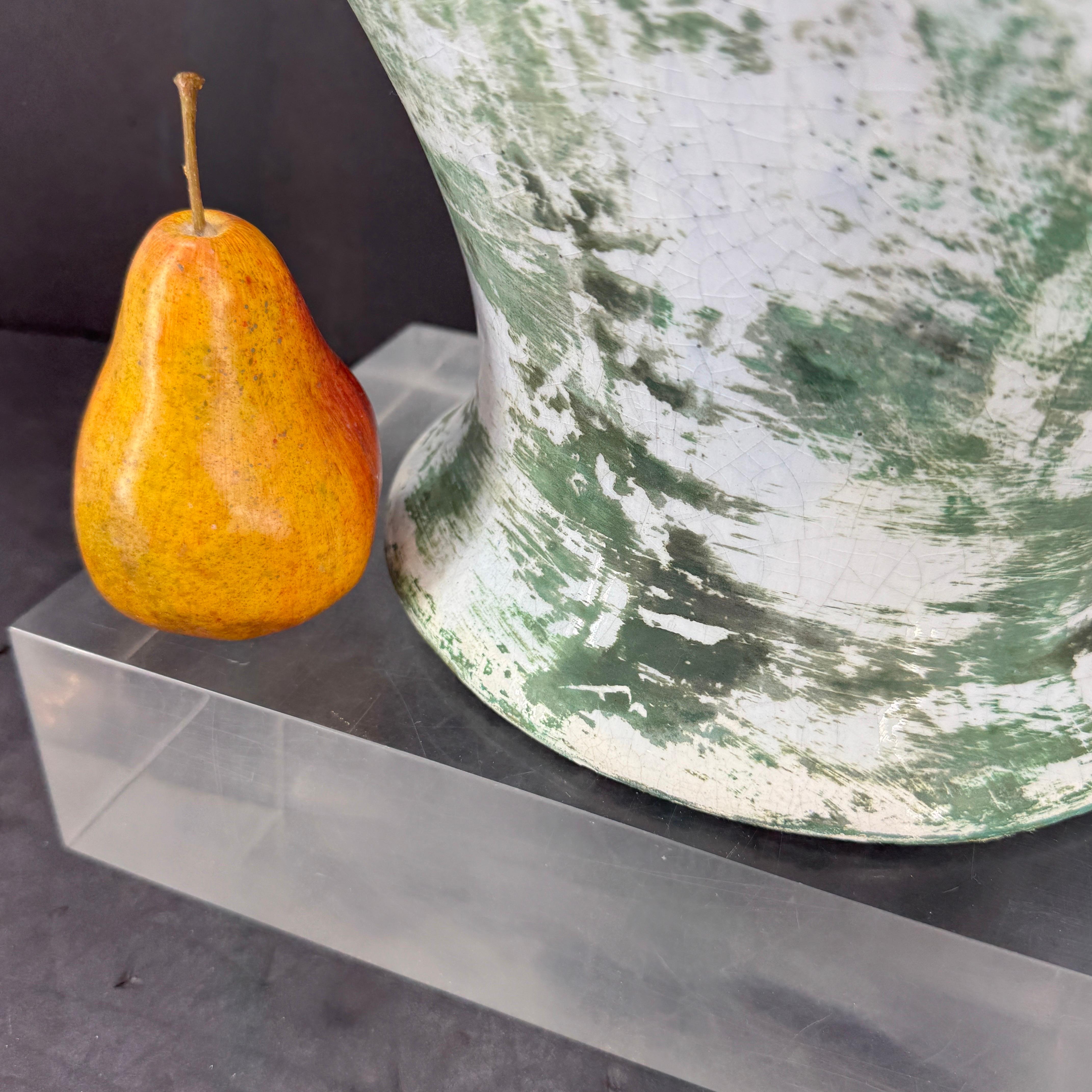 Centro de mesa urna decorativa de cerámica francesa verde blanca Sarreid en venta 1