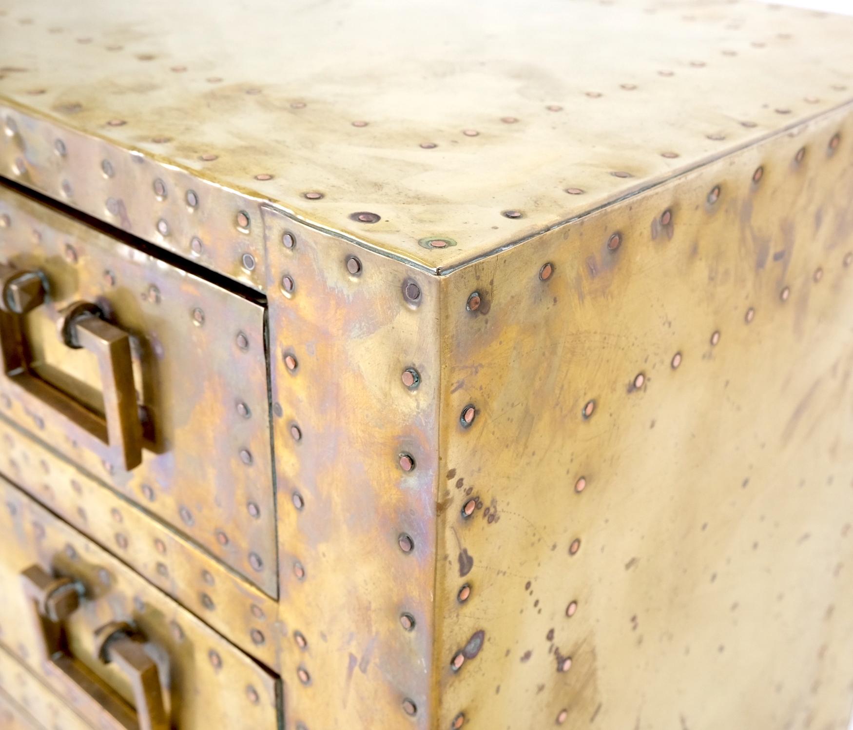 Spagnolo Sarreid Hollywood Regency Campaign Cassettiera compatta rivestita in ottone con 3 cassetti in piedi in vendita