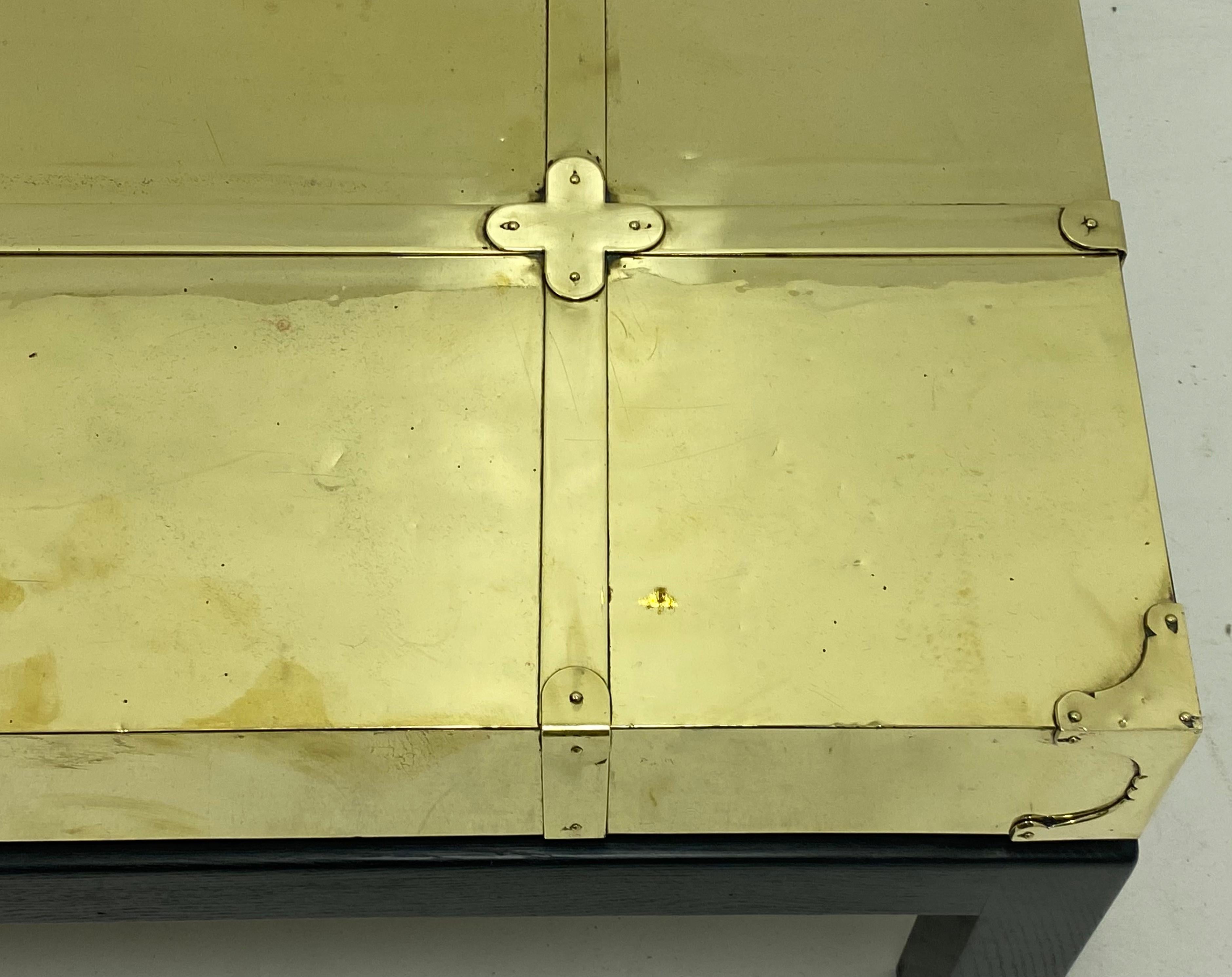 Paire de Sarreid Ltd. Tables d'appoint ou table basse en laiton de style Asian Style et Campaigner Bon état - En vente à Kennesaw, GA