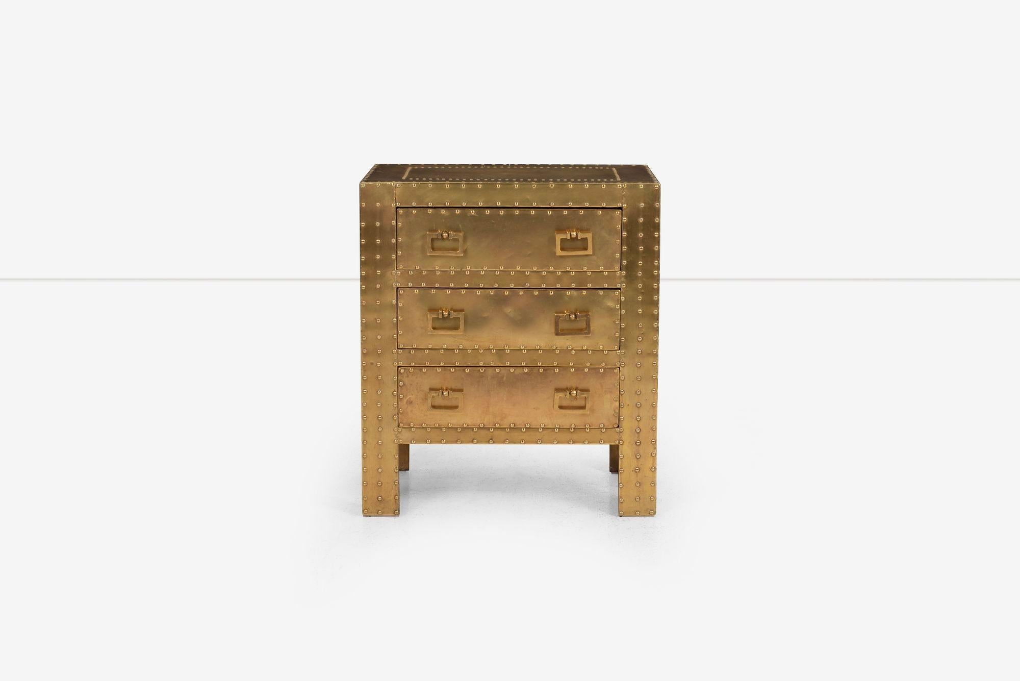 Sarreid Ltd. Colección de latón Armario de tres cajones Años 70
Añade un toque de elegancia de mediados de siglo a tu espacio con este impresionante armario de tres cajones de la Colección Brass Clad de Sarreid Ltd. Fabricado a mano en España en la
