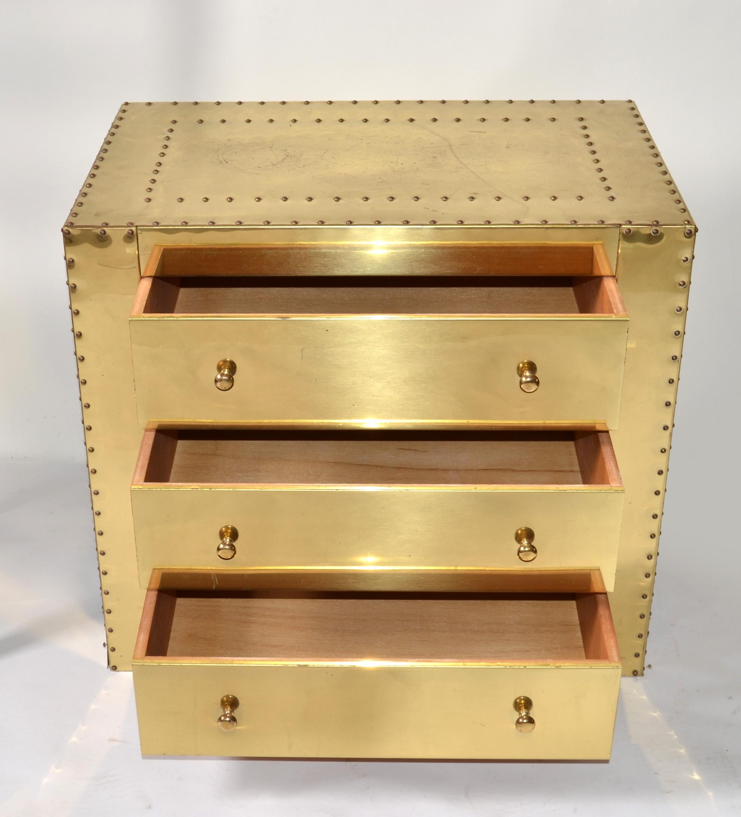 Fait main Sarreid Ltd. Hollywood Regency Three Drawer Night Stand Chest Bedside Table 80s  en vente