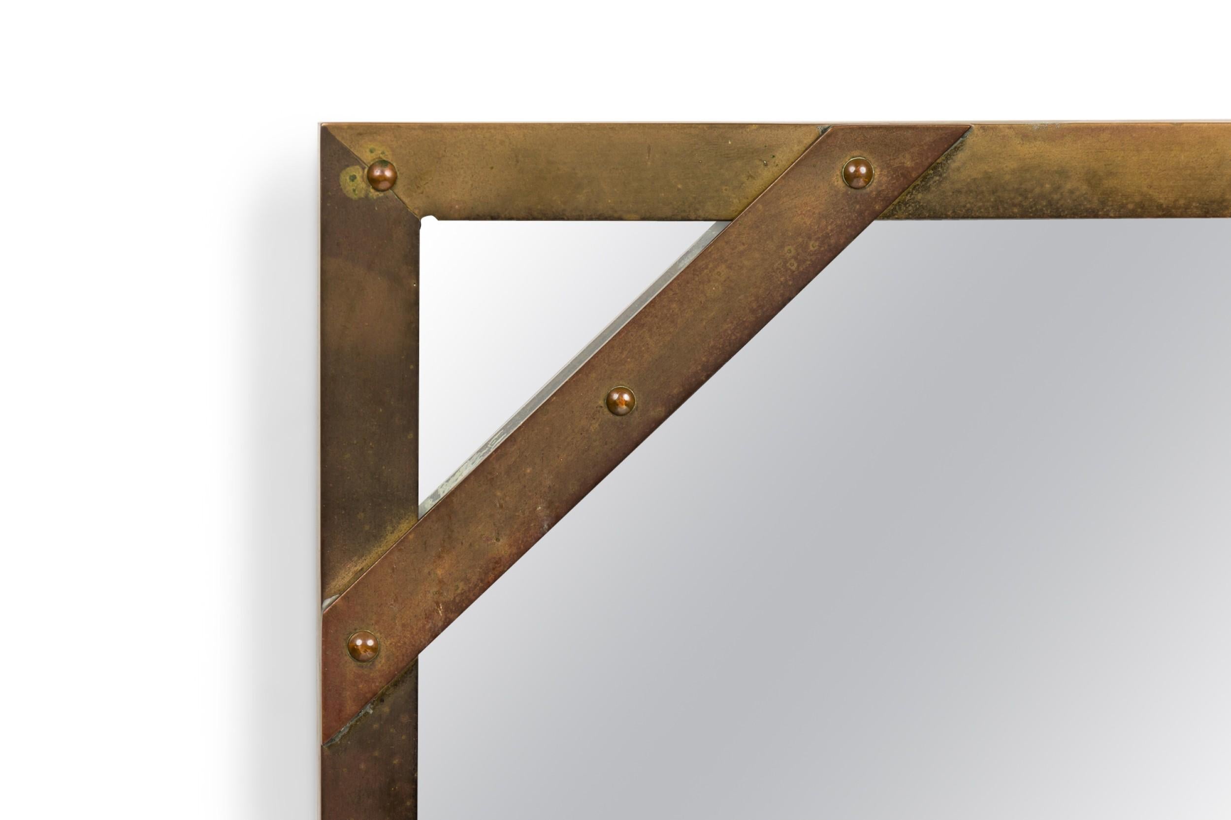Mid-Century Modern Sarreid Ltd Mid-Century American Studded Square Brass Frame Mirror (Miroir à cadre carré en laiton clouté) en vente