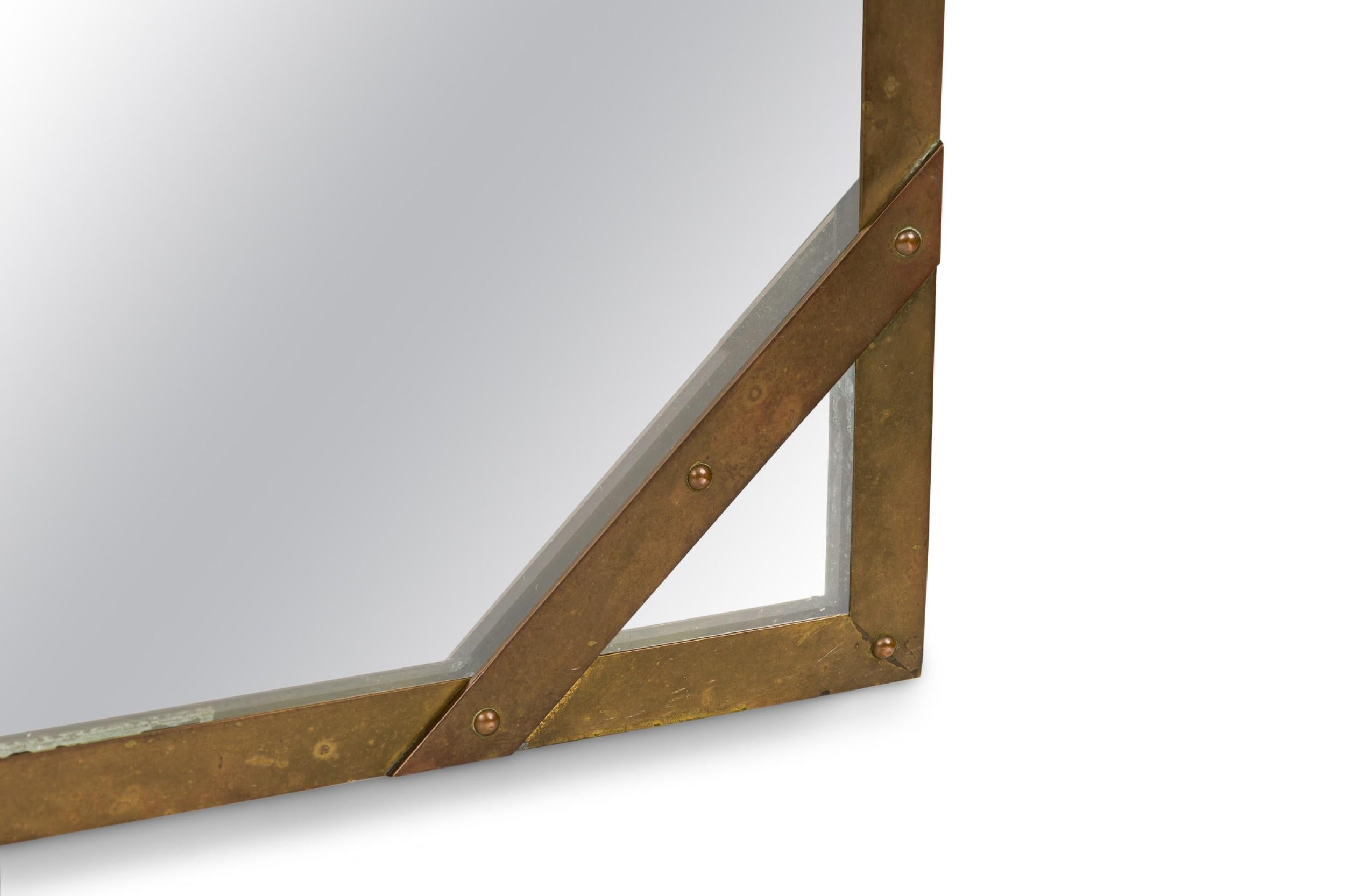 Américain Sarreid Ltd Mid-Century American Studded Square Brass Frame Mirror (Miroir à cadre carré en laiton clouté) en vente