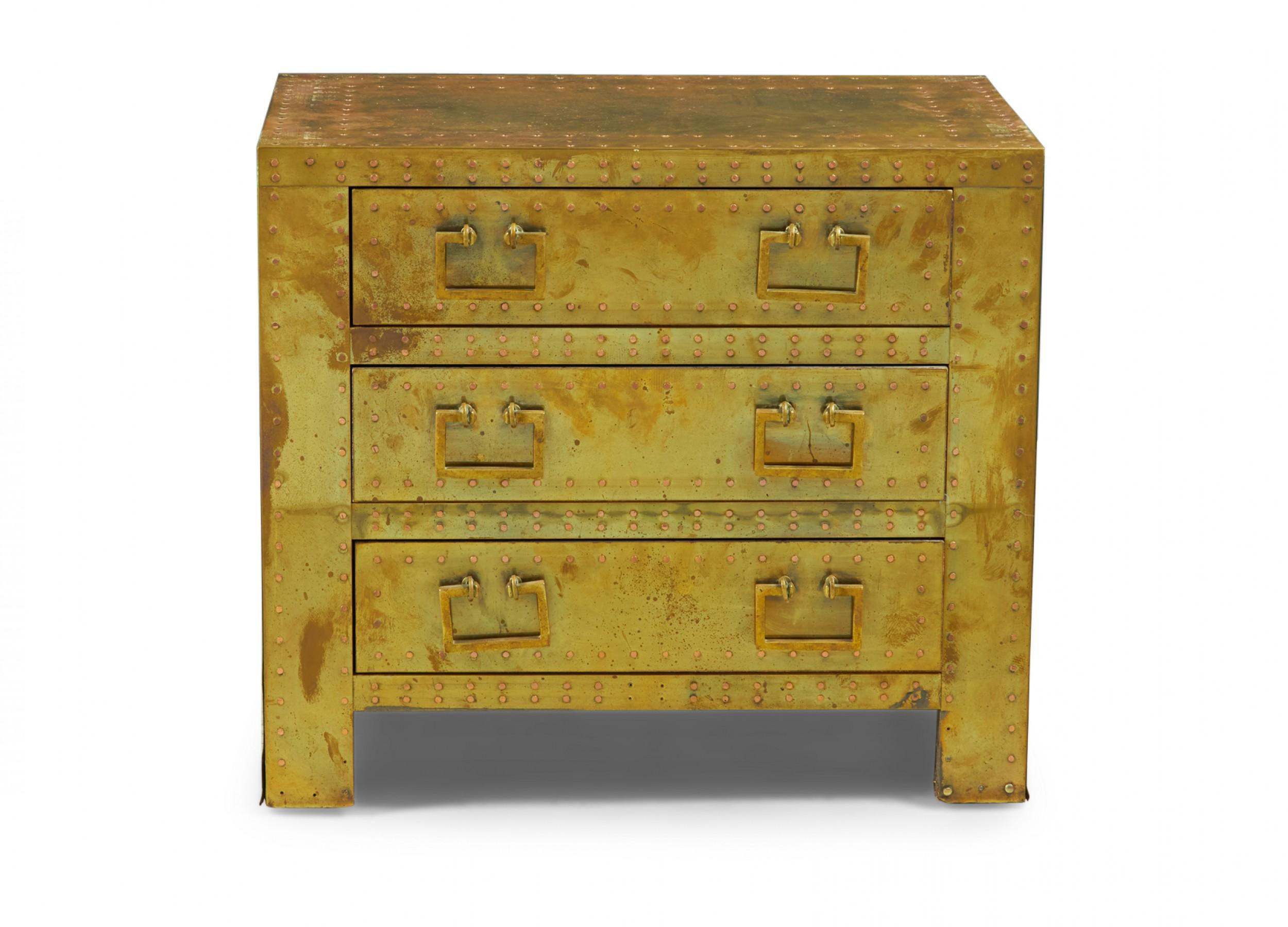 Métal Sarreid Ltd. Commode / table de chevet espagnole à coffre-fort en laiton de haut style en vente