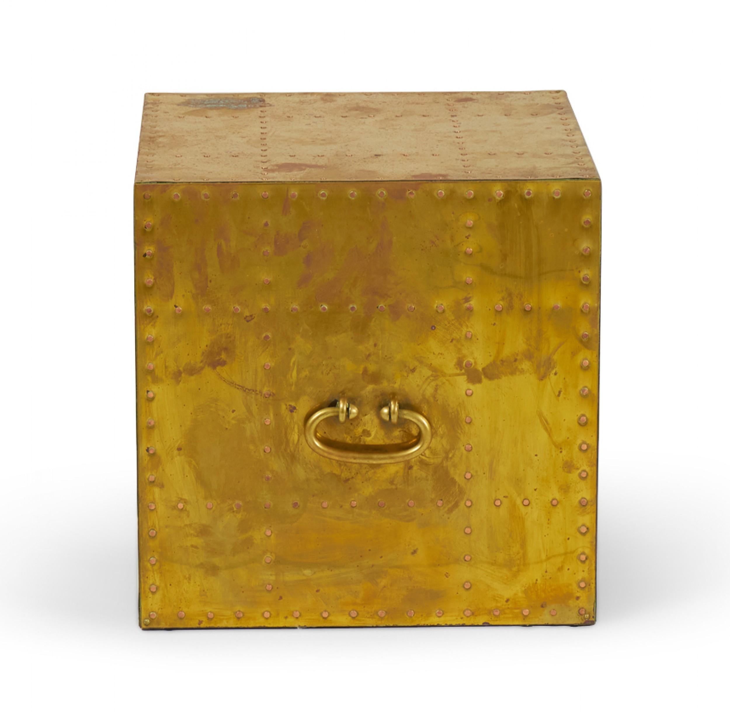Sarreid, Ltd. Table d'appoint cubique espagnole de grand style en laiton clouté Bon état - En vente à New York, NY