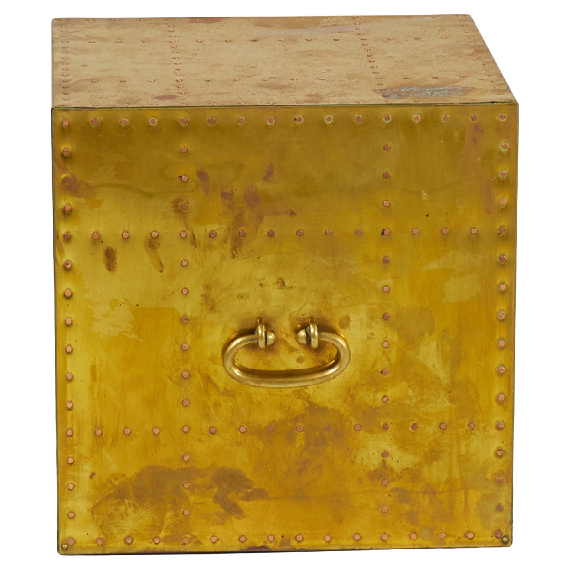 Sarreid Ltd. Mesa auxiliar cubo de latón con tachuelas de estilo español