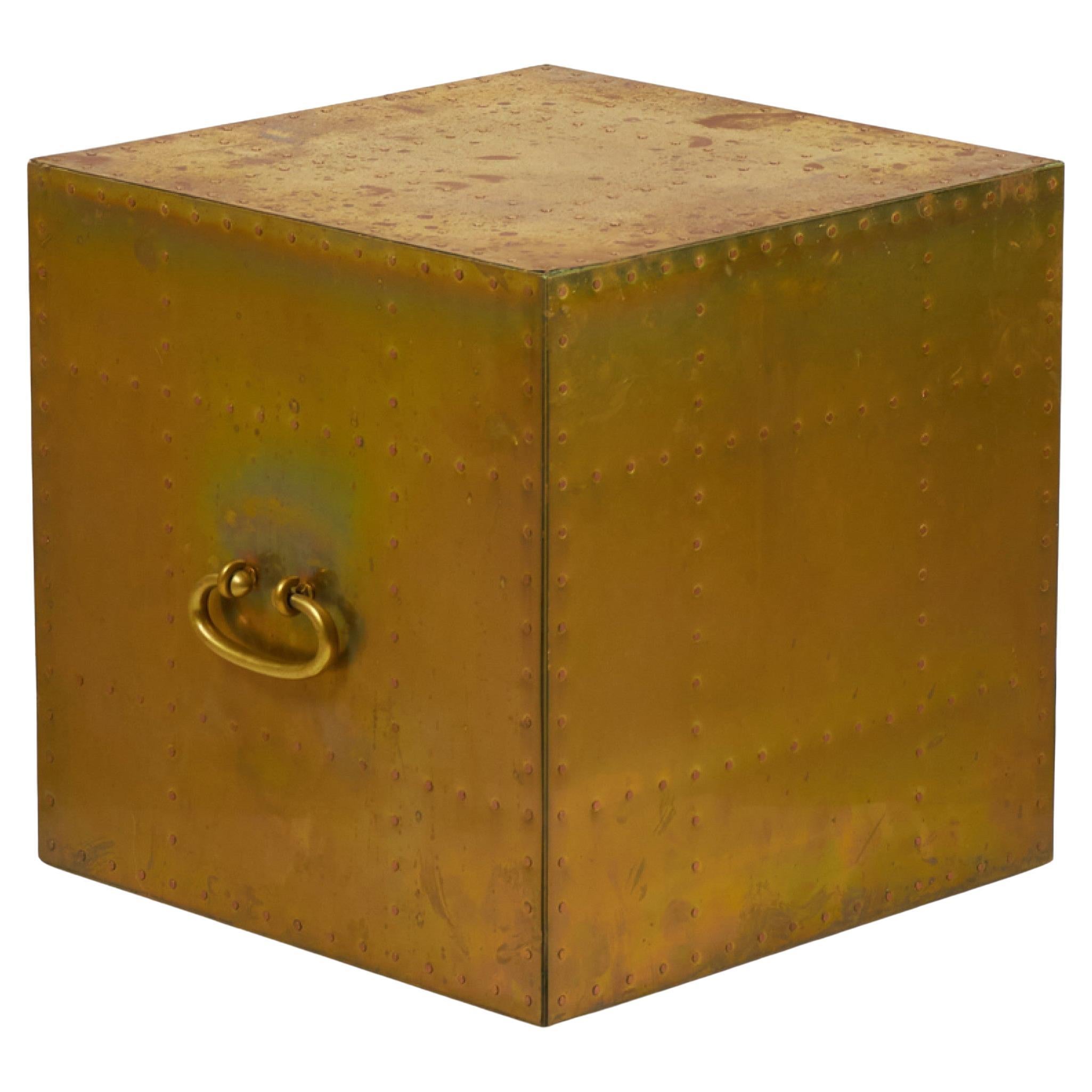 Sarreid Ltd. Mesa auxiliar cubo de latón con tachuelas de estilo español