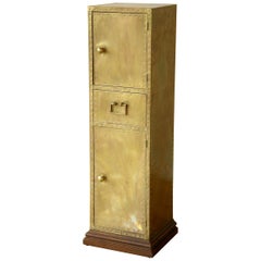 Sarreid:: großer und schlanker Schrank mit Messingbeschlägen und dekorativem Nagelkopf-Muster