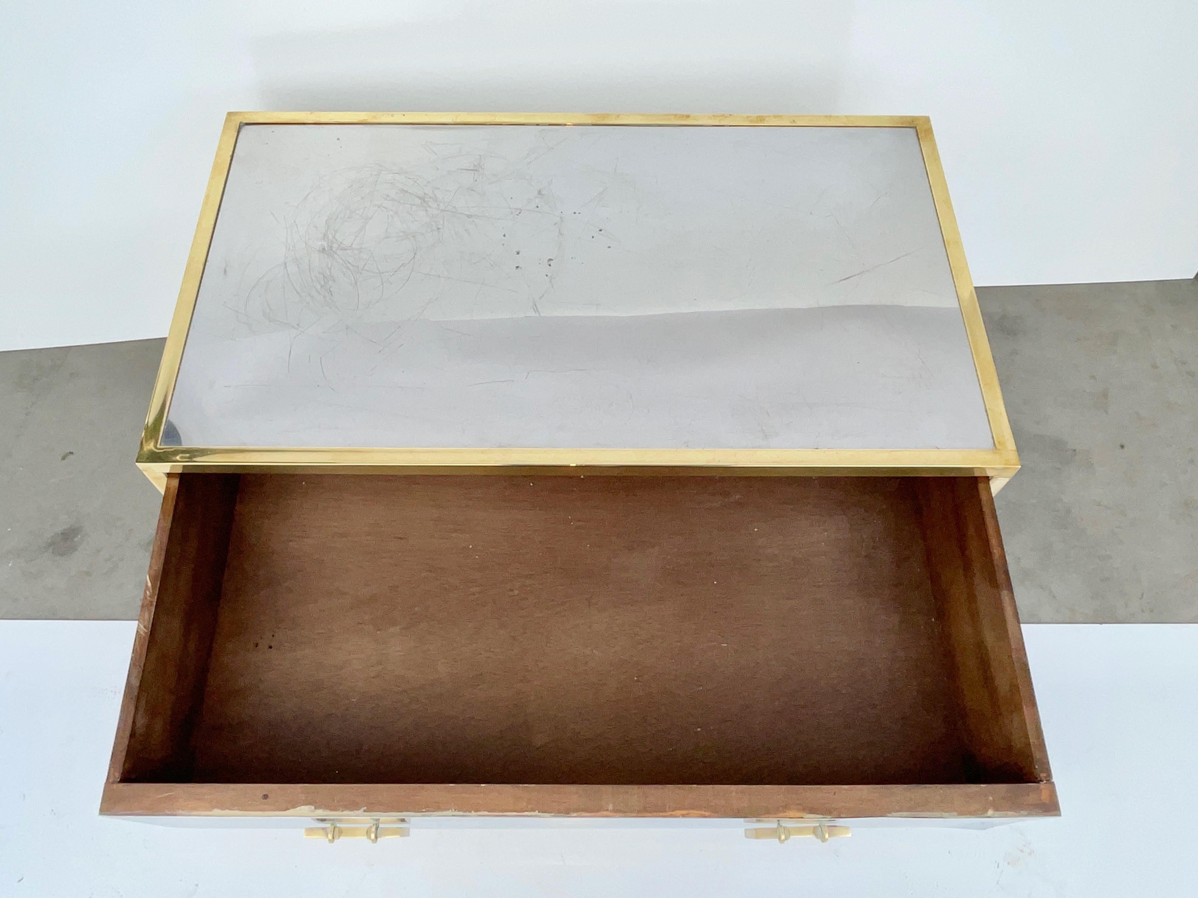 Laiton Commode basse à deux tiroirs Sarreid en acier inoxydable poli miroir et laiton en vente