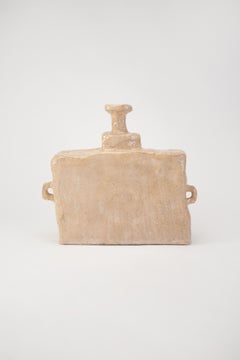 Vasija de cerámica plana contemporánea en forma de bloque, beige liso, de Willem Van Hooff
