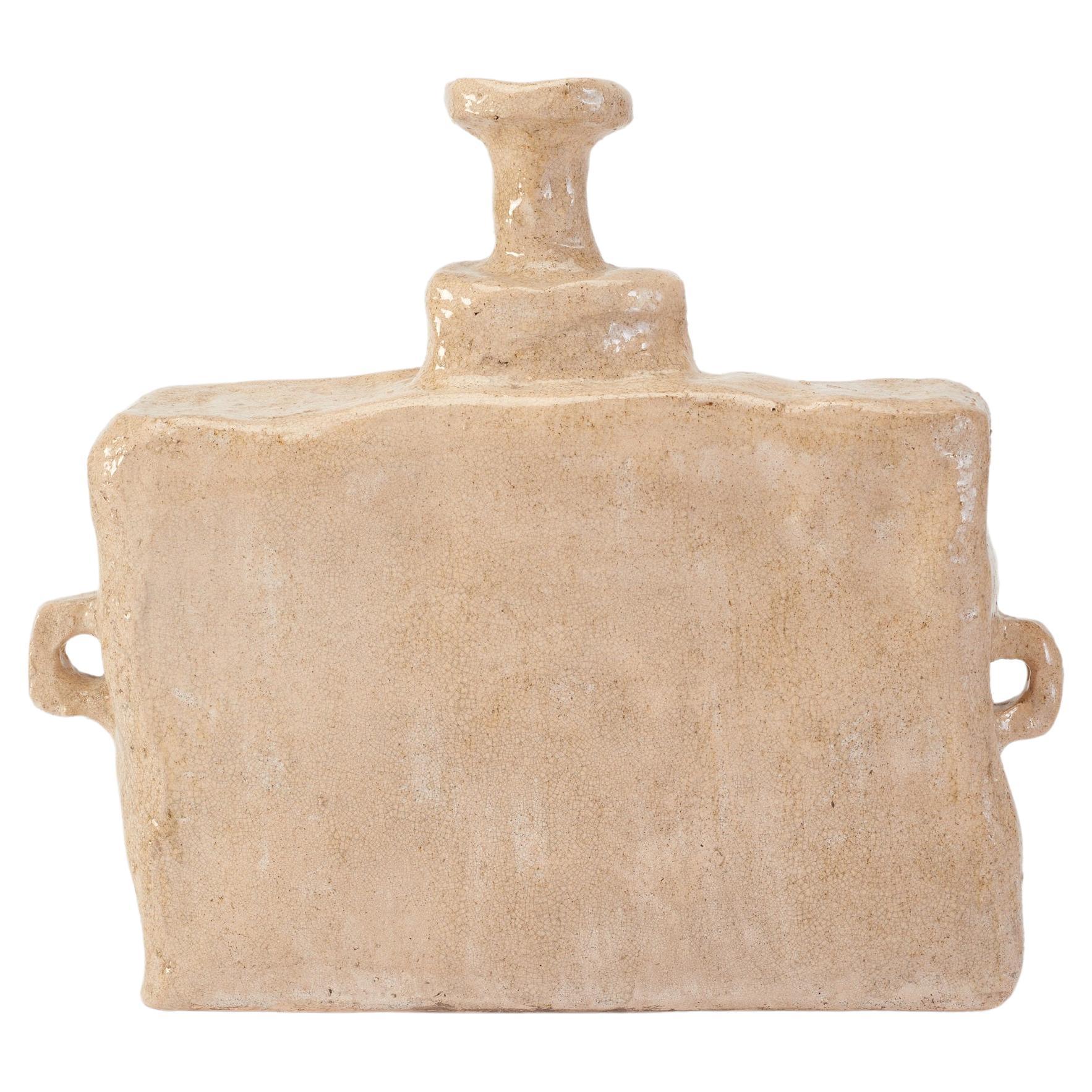Vaso piatto in ceramica contemporanea a forma di blocco, di colore beige, di Willem Van Hooff