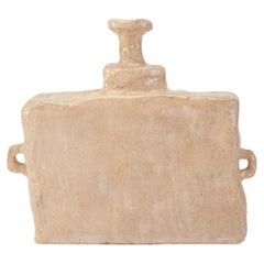 Vaso piatto in ceramica contemporanea a forma di blocco, di colore beige, di Willem Van Hooff