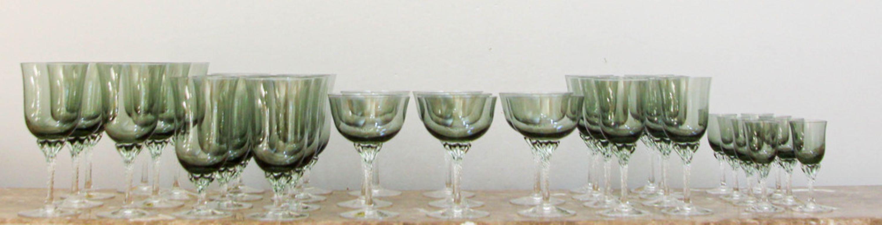 Sasaki grands verres à boire en cristal smoke bowl twist stem set de 40 pièces.
1990 Verres à pied en cristal soufflé 