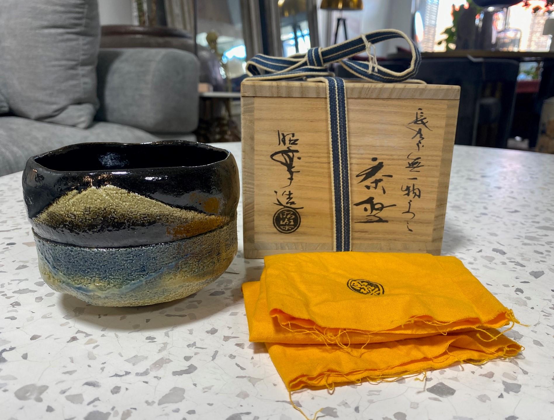 Bol à thé chawan en poterie japonaise Raku signé Sasaki Shoraku III avec boîte signée en vente 11