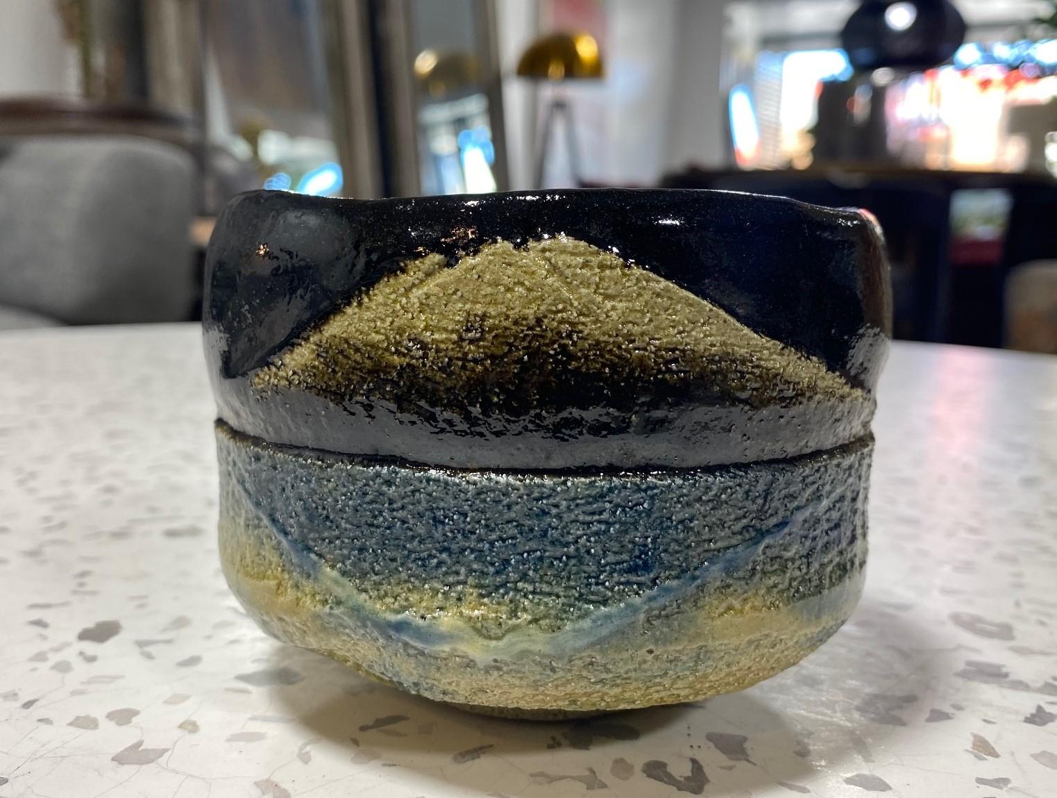 Magnifique bol à thé Chawan en poterie cuite Raku d'un maître de la poterie japonais renommé et l'un des potiers Raku-yaki les plus éminents et les plus connus de Kyoto, Sasaki Shoraku III (1944- ).  L'œuvre présente une magnifique image du mont