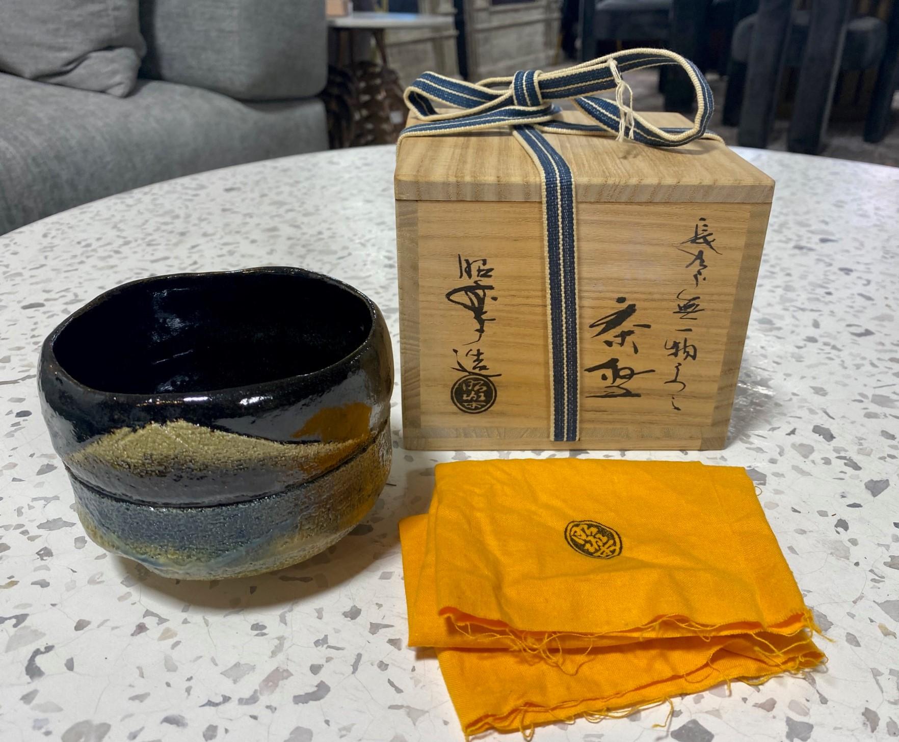 Bol à thé chawan en poterie japonaise Raku signé Sasaki Shoraku III avec boîte signée en vente 12