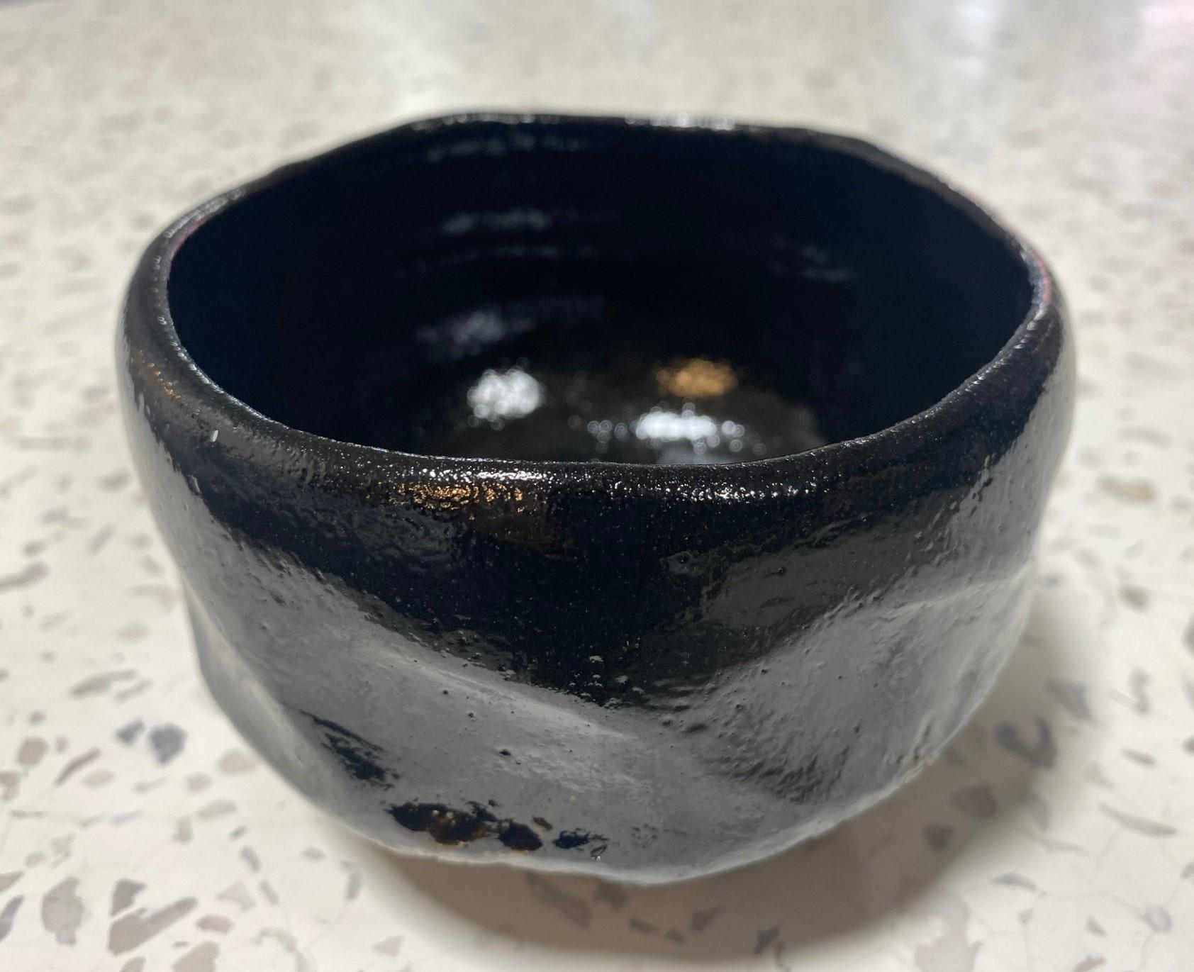 Sasaki Shoraku III, signierte japanische Raku-Keramik- Chawan-Teeschale mit signierter Schachtel (Töpferwaren) im Angebot