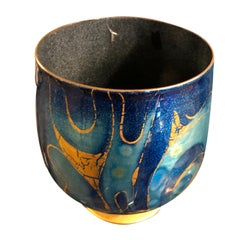 Schale aus vergoldeter und blau emaillierter Keramik von Sascha Brastoff