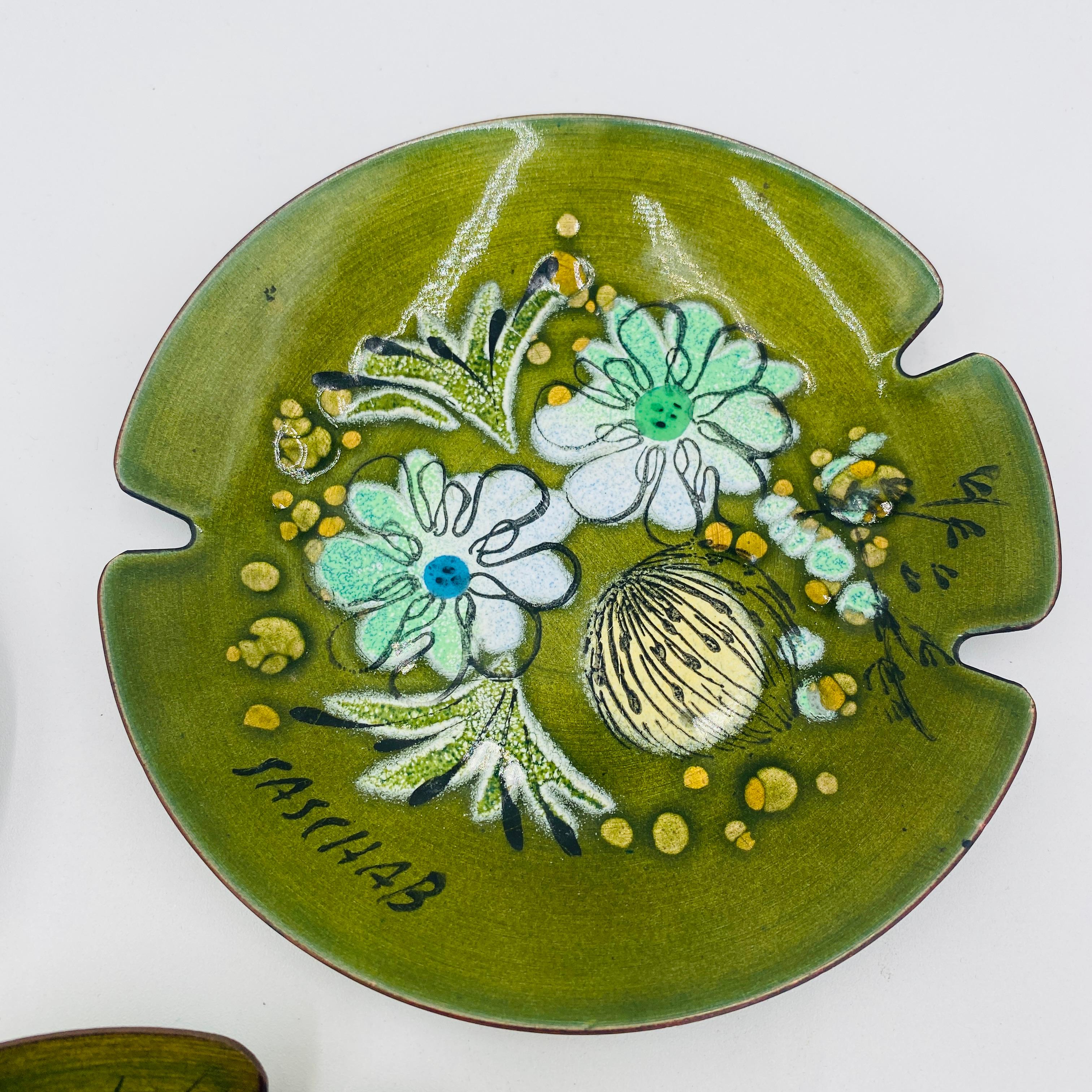 Sascha Brastoff Mid-Century Modern Green Porcelain Enamel Copper Ashtray Dish In Good Condition For Sale In San Juan Capistrano, CA