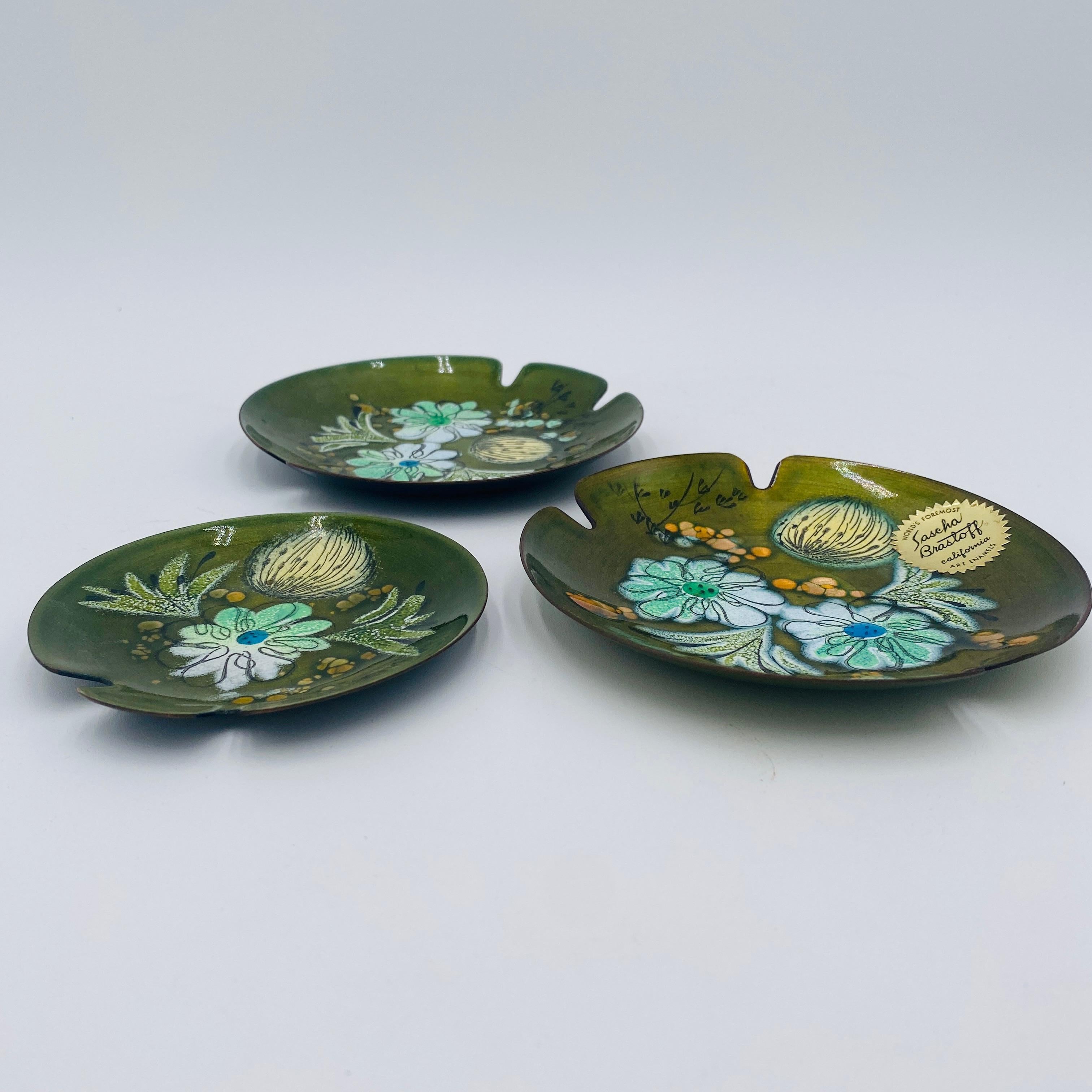 20th Century Sascha Brastoff Mid-Century Modern Green Porcelain Enamel Copper Ashtray Dish For Sale