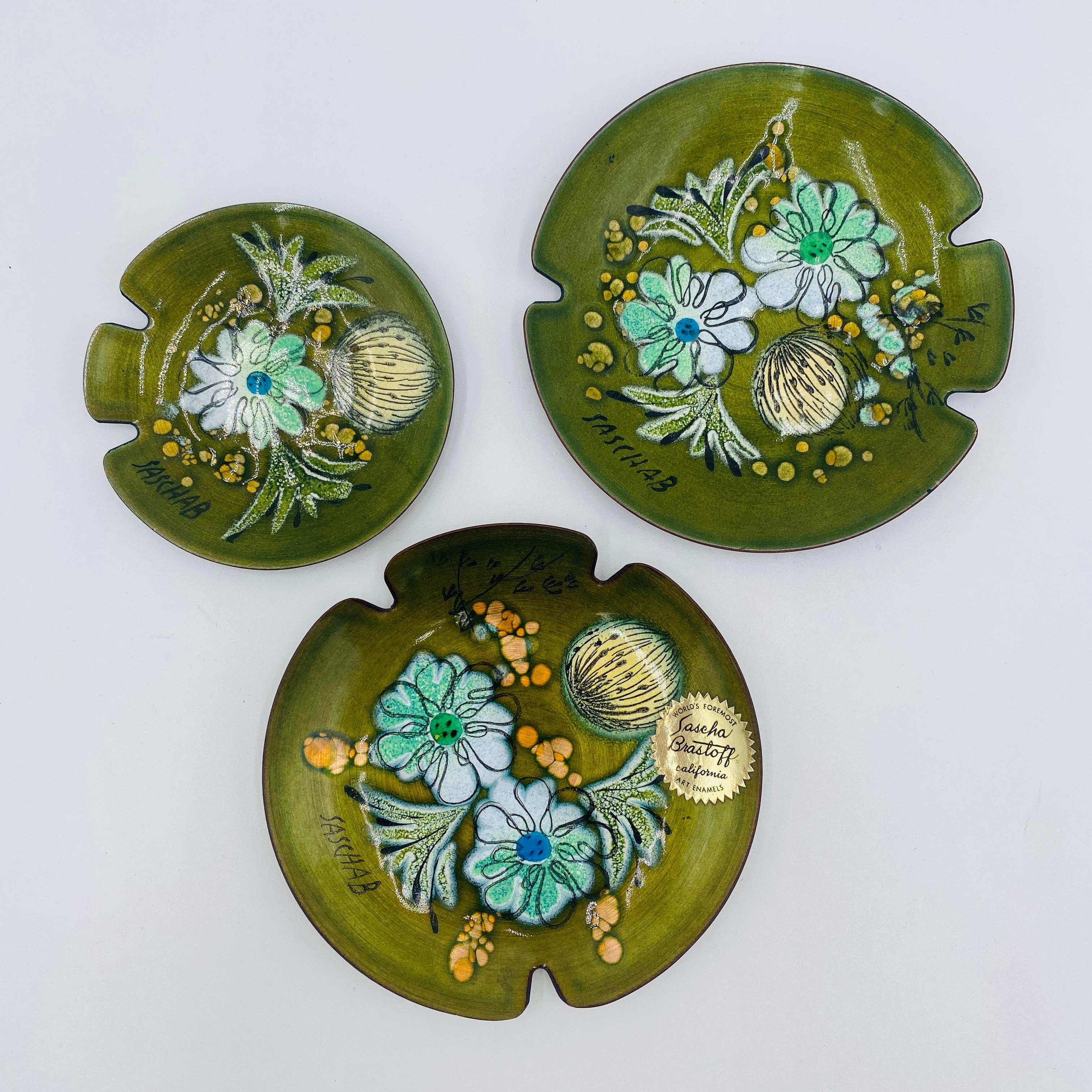 Sascha Brastoff Mid-Century Modern Green Porcelain Enamel Copper Ashtray Dish For Sale 1