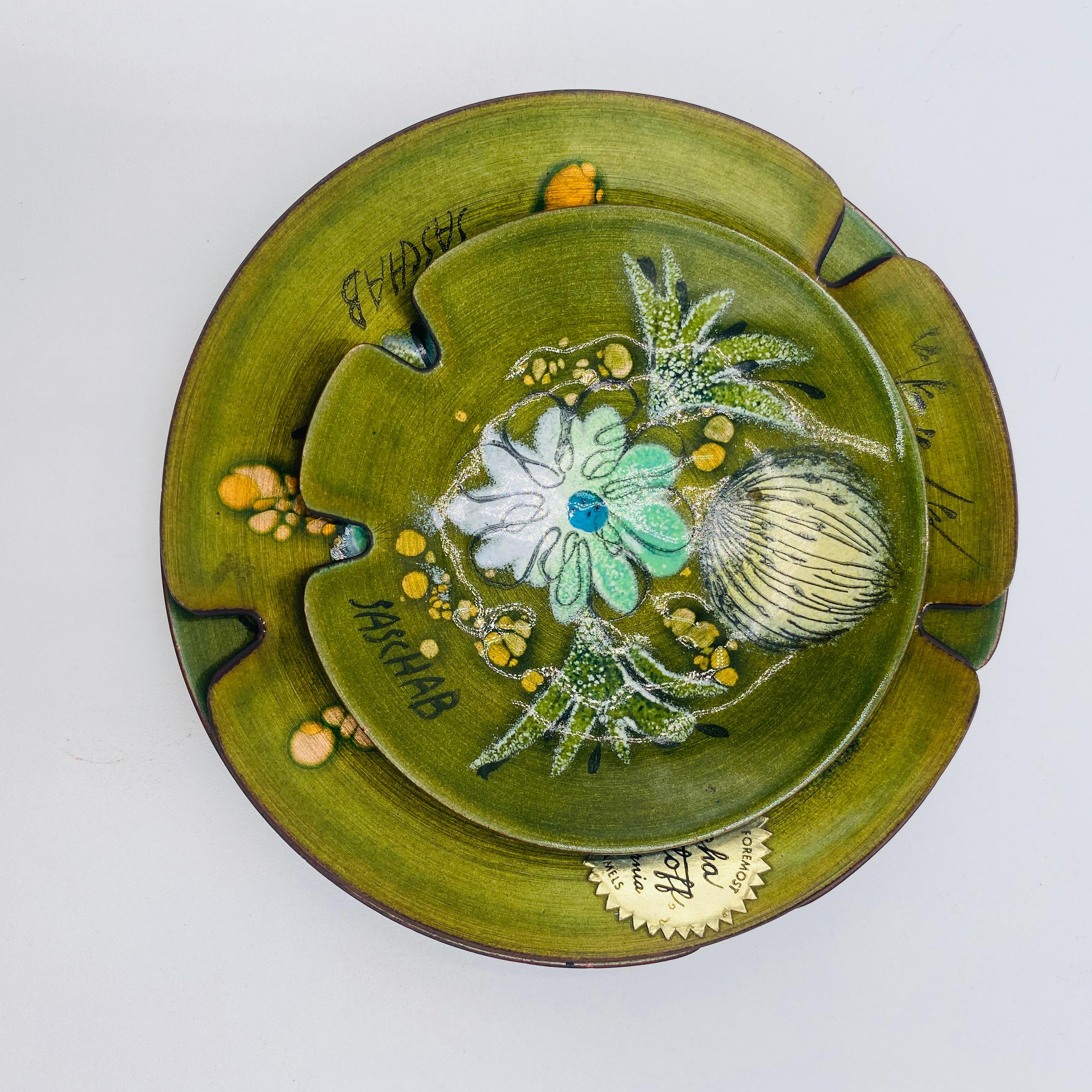 Sascha Brastoff Mid-Century Modern Green Porcelain Enamel Copper Ashtray Dish For Sale 3