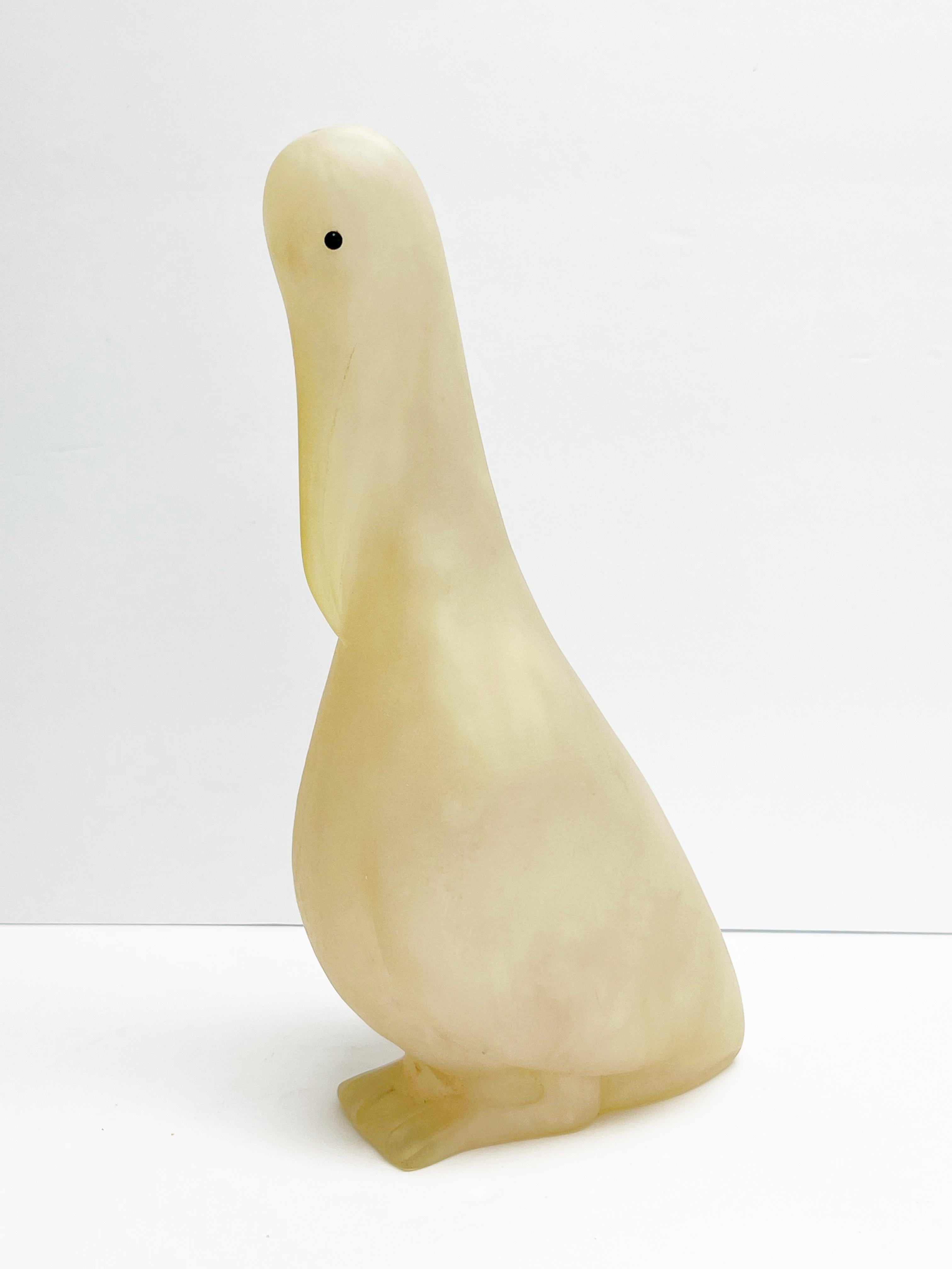 Una scultura stilizzata di un uccello di Sascha Brastoff. Realizzato in resina solida opalescente. 
