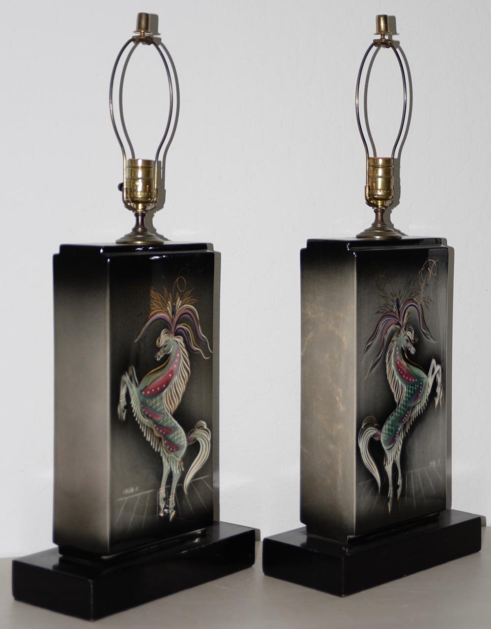 Américain Sascha Brastoff Paire de lampes en céramique peinte à la main:: vers 1960 en vente