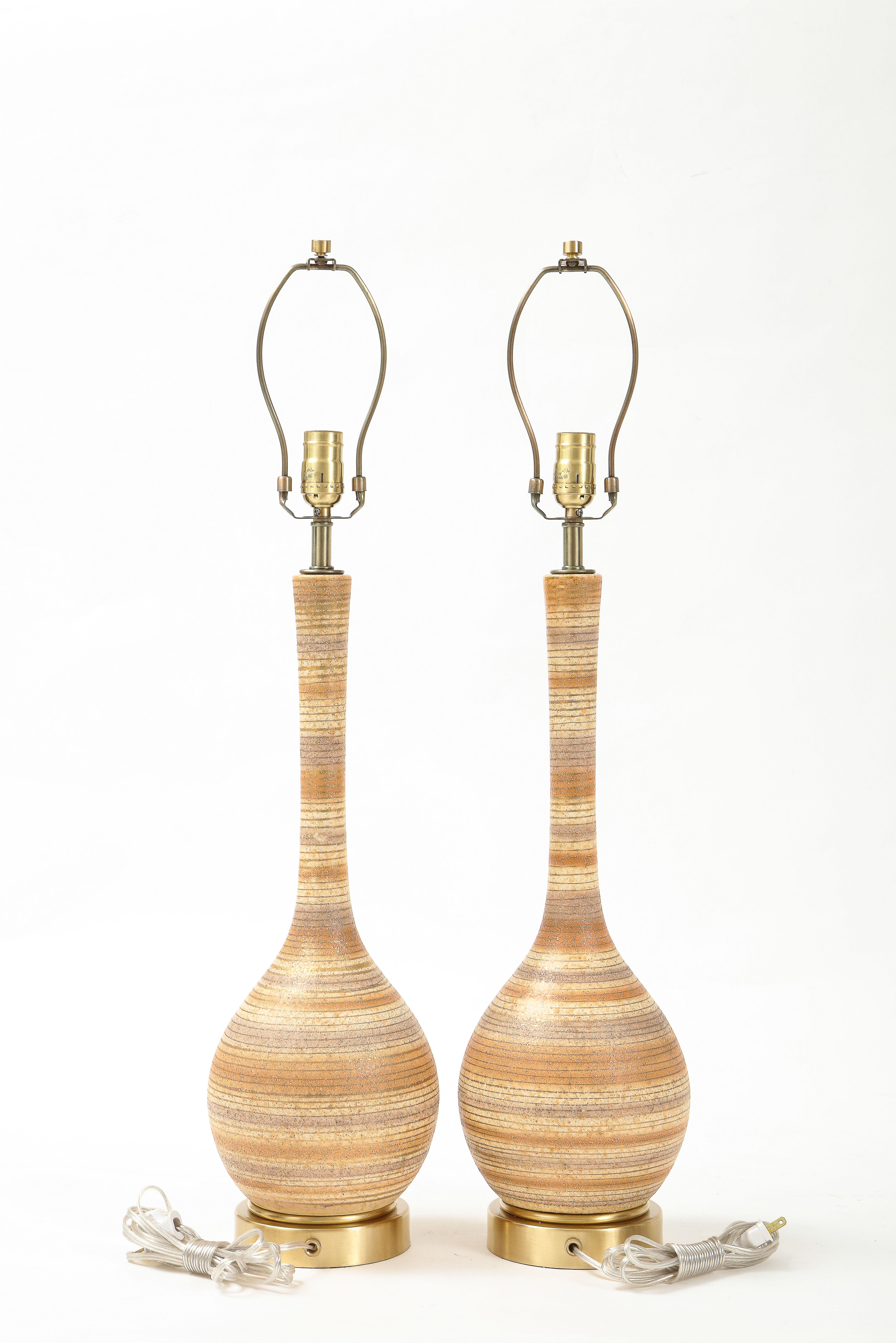 Mid-Century Modern Lampes à rayures beiges, beiges et grises Sascha Brastoff en vente