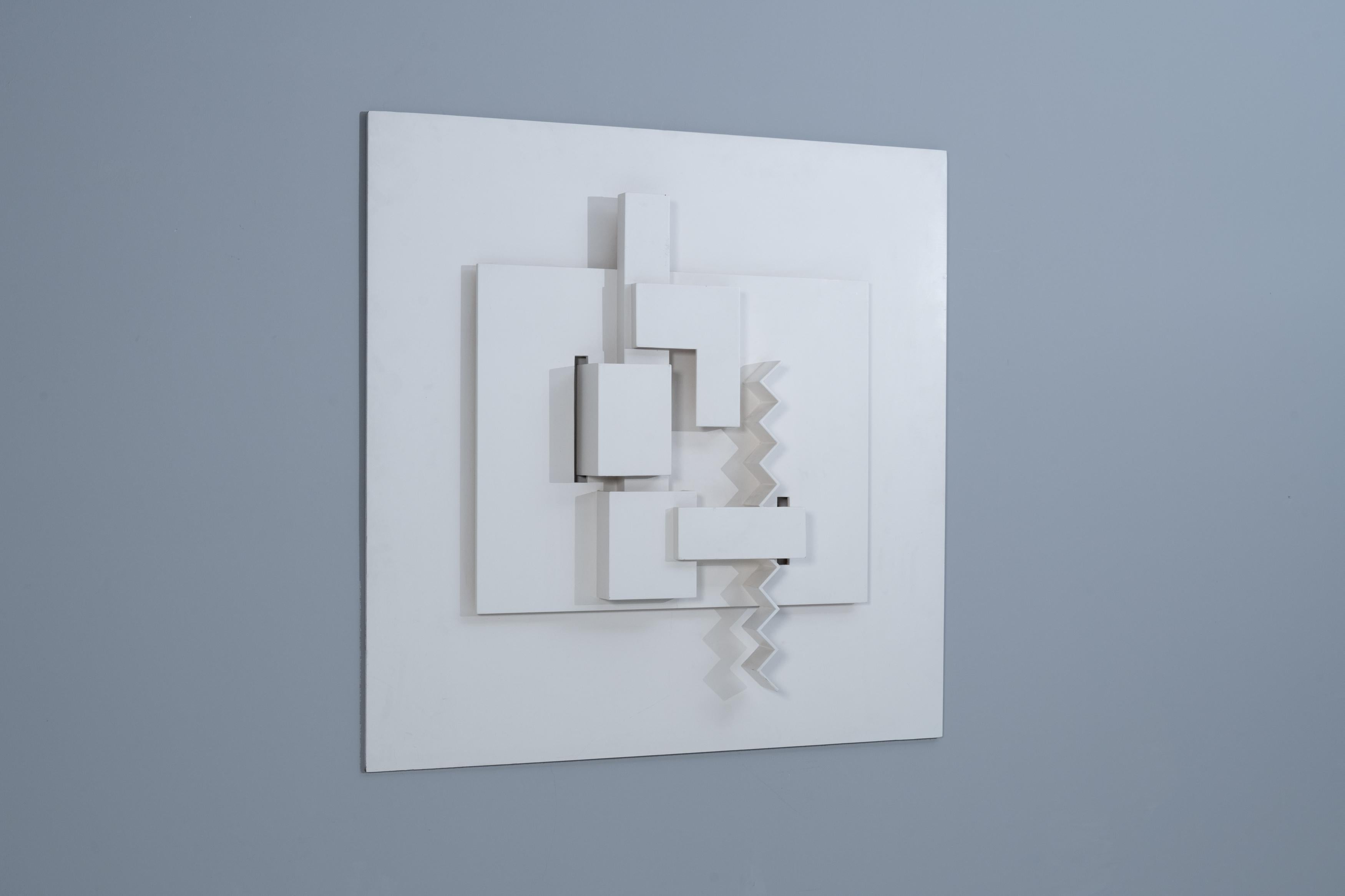 The flat, constructivist wooden relief by Sascha Langer follows a geometric vocabulary of forms in a convincing proportional relationship. The stacked segments create spatial depth and challenge the viewer’s vision.
When viewed, the picture creates