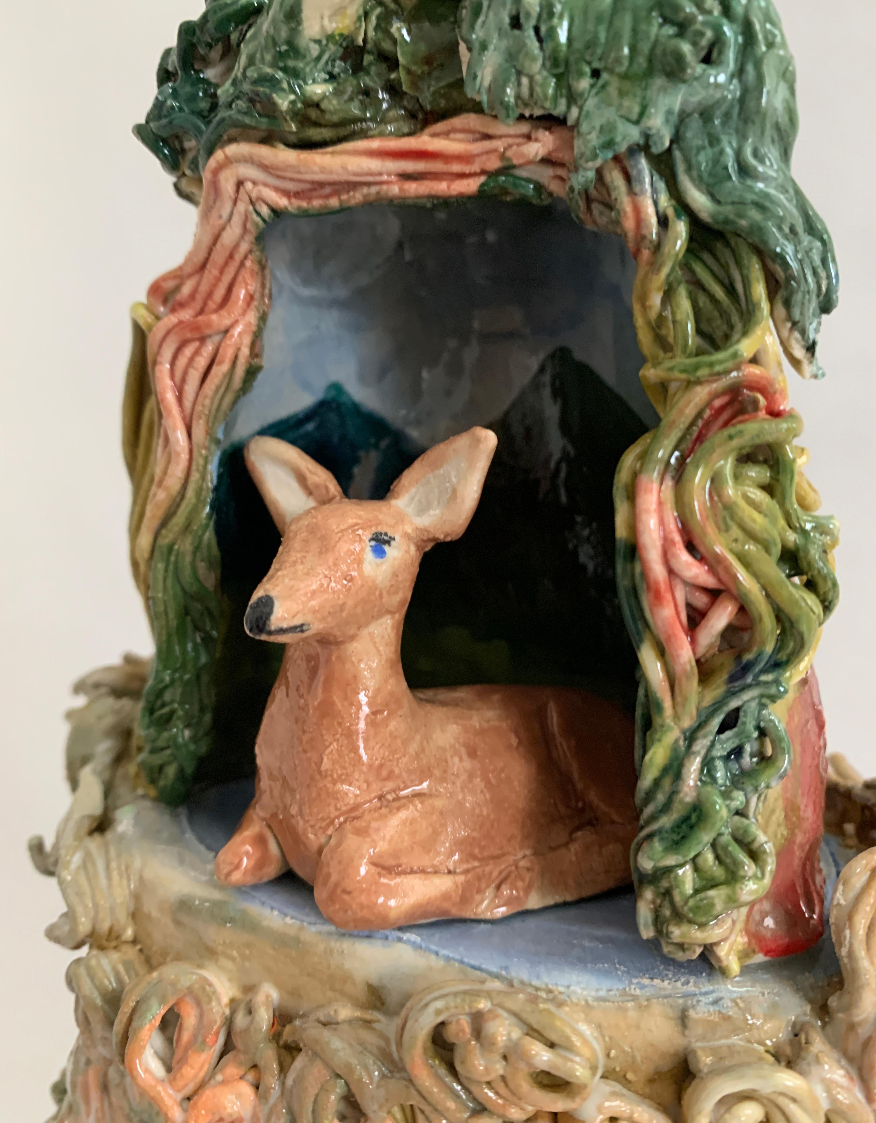 „Mountain King“-Keramikskulptur mit Figur, Hirsch, Schlange und Chrysallis – Sculpture von Sascha Mallon
