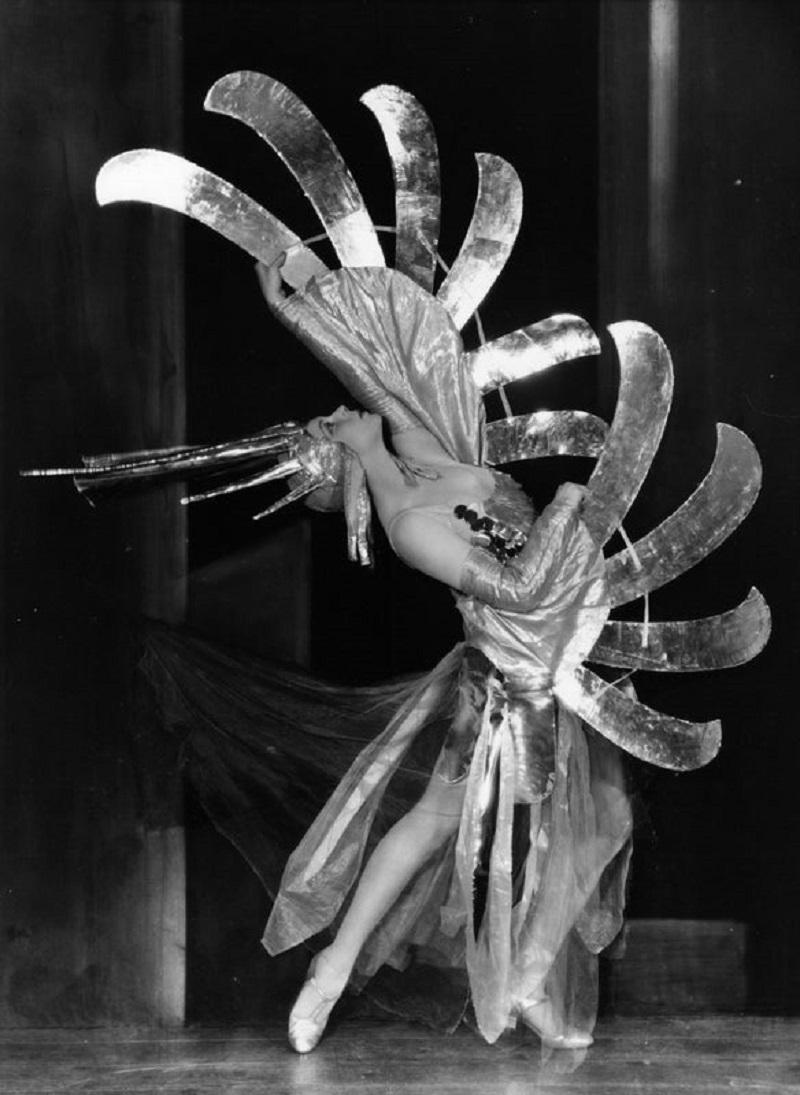 "Tödlicher Losch" von Sasha
6. April 1929: Tilly Losch (1904 - 1974) tanzt in einem extravaganten Kostüm in einer Szene aus der Show "Wake Up And Dream".

Ungerahmt
Papierformat: 24 "x 20'' (Zoll)
Gedruckt 2022 
Silbergelatine-Faserdruck