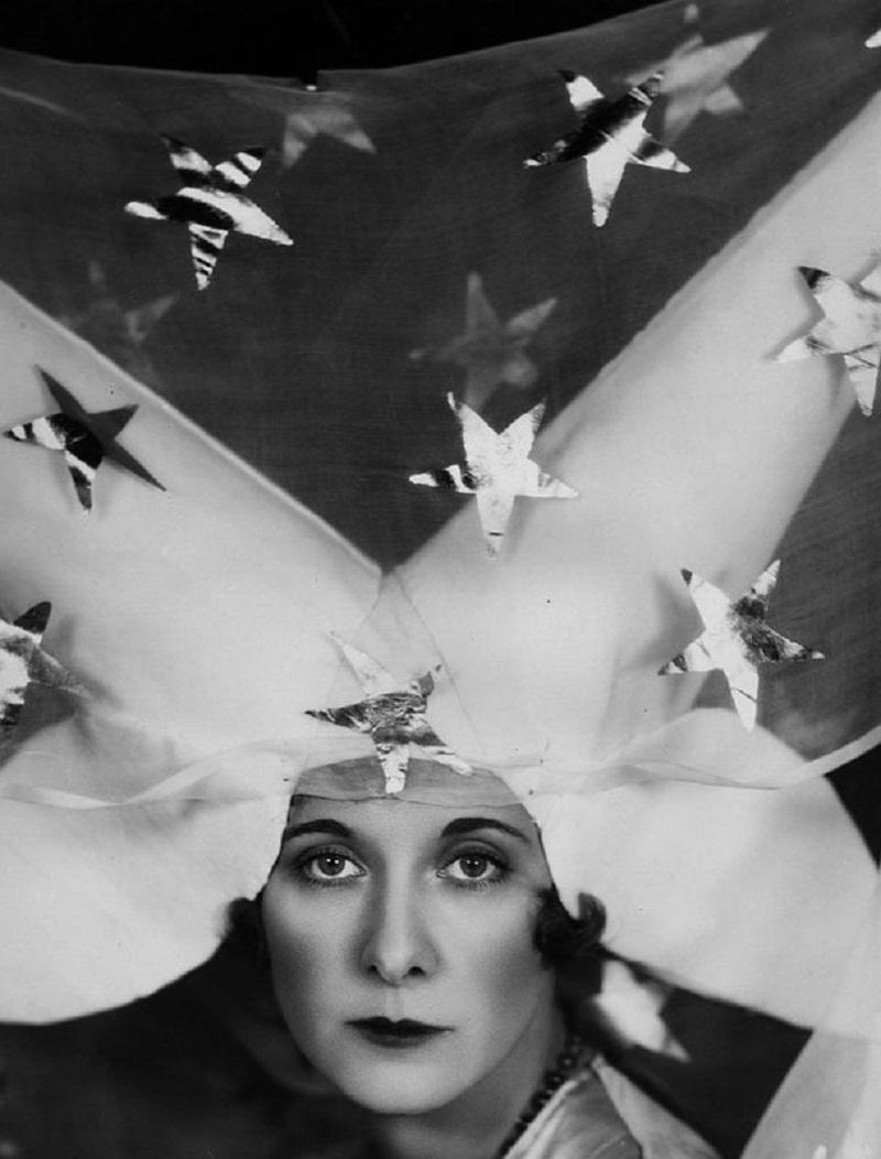 "Zweihörniger Hut" von Sasha

5. November 1929: Lady Castlerosse modelliert das mittelalterliche Kostüm und die Perücke, die sie bei der Galaxie-Ball-Veranstaltung im Londoner Park Lane Hotel tragen wird.

Ungerahmt
Papierformat: 24" x 20''