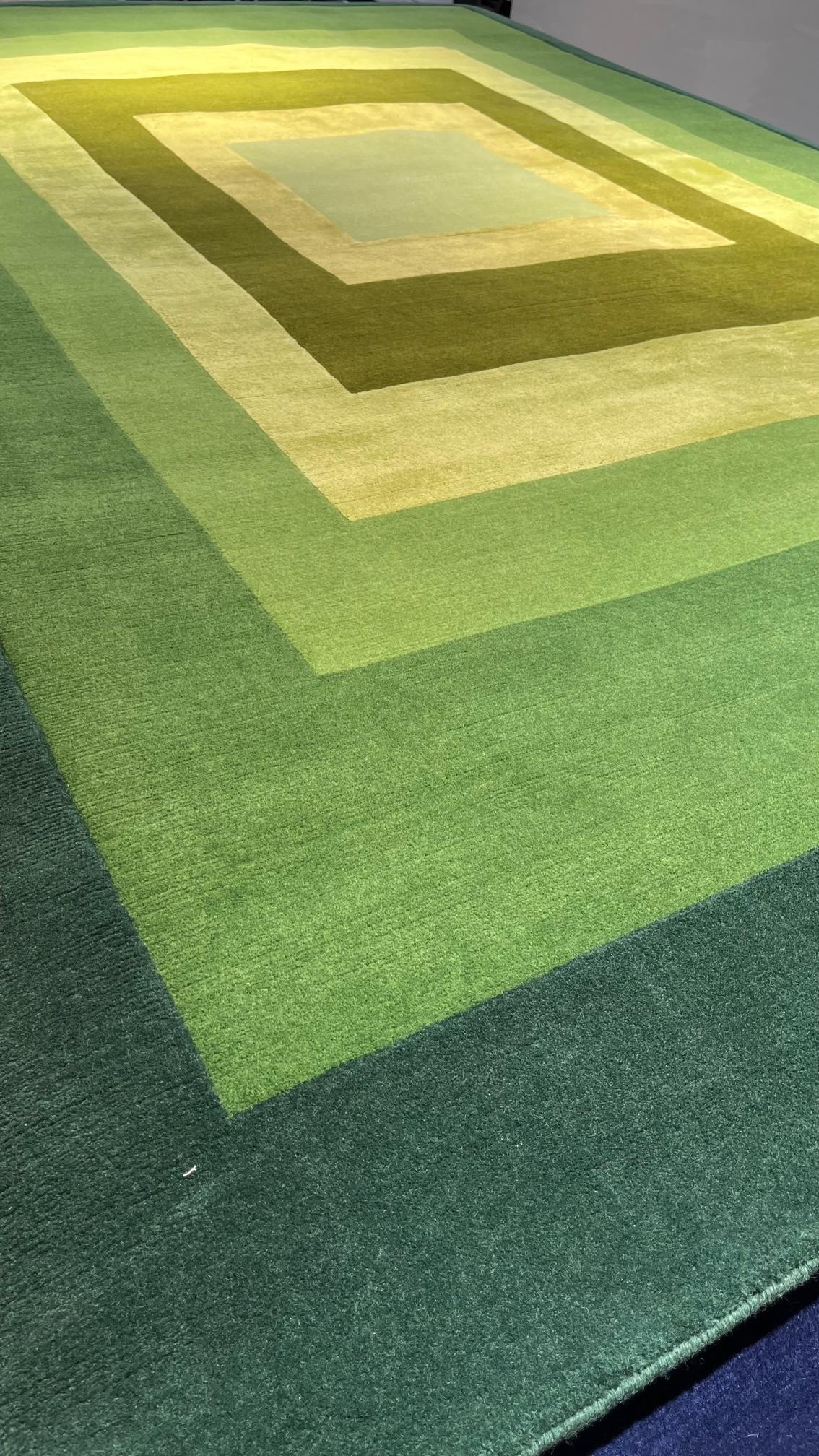 Parte de una colaboración de diseño con la diseñadora de interiores maximalista Sasha Bikoff @ Sasha Bikoff Interior Design. Característica línea de alfombras anudadas a mano, 