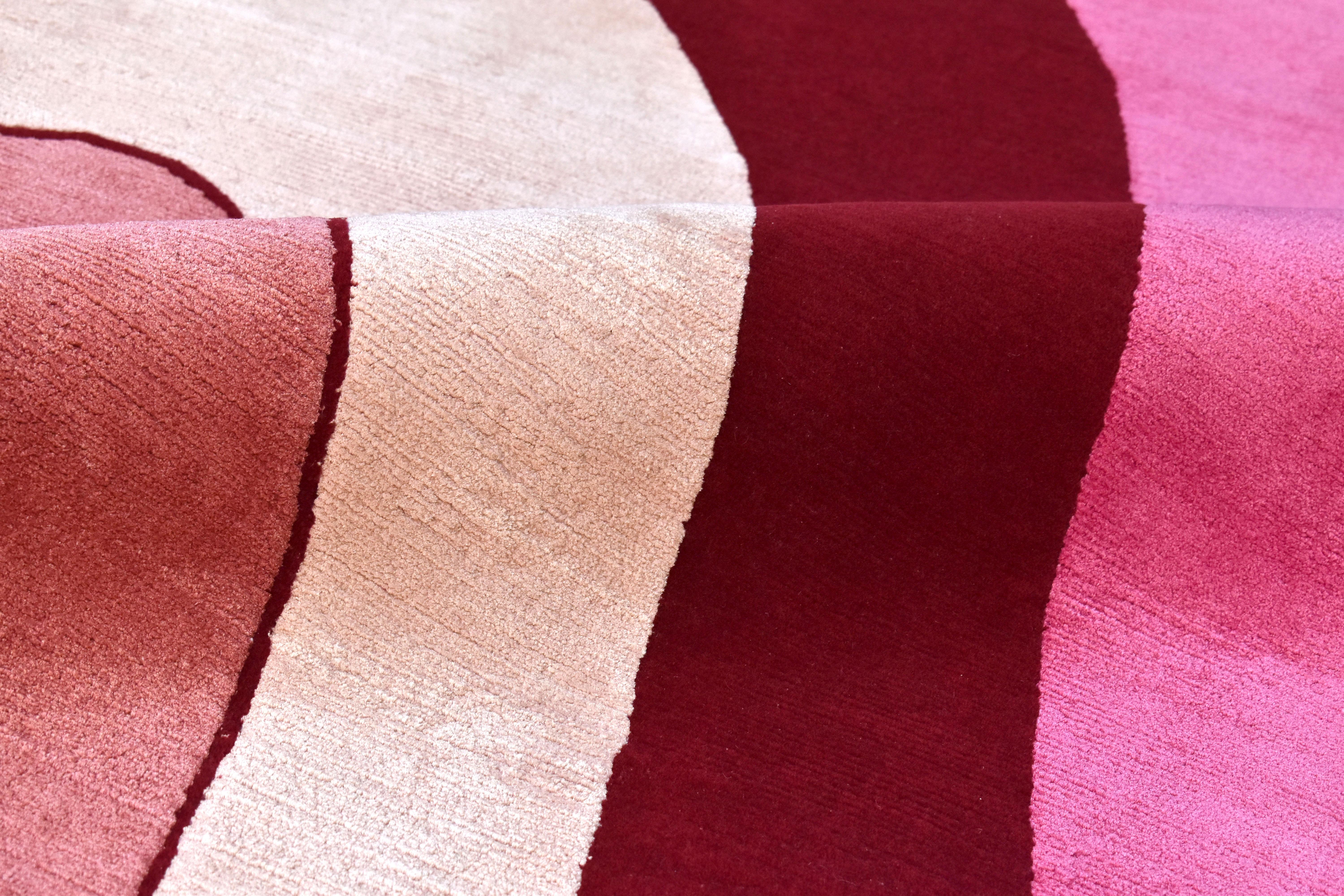 Moderner Teppich aus der Sasha Bikoff-Kollektion in rosafarben, „Wavey Dahlia“, 6'x9' (21. Jahrhundert und zeitgenössisch) im Angebot