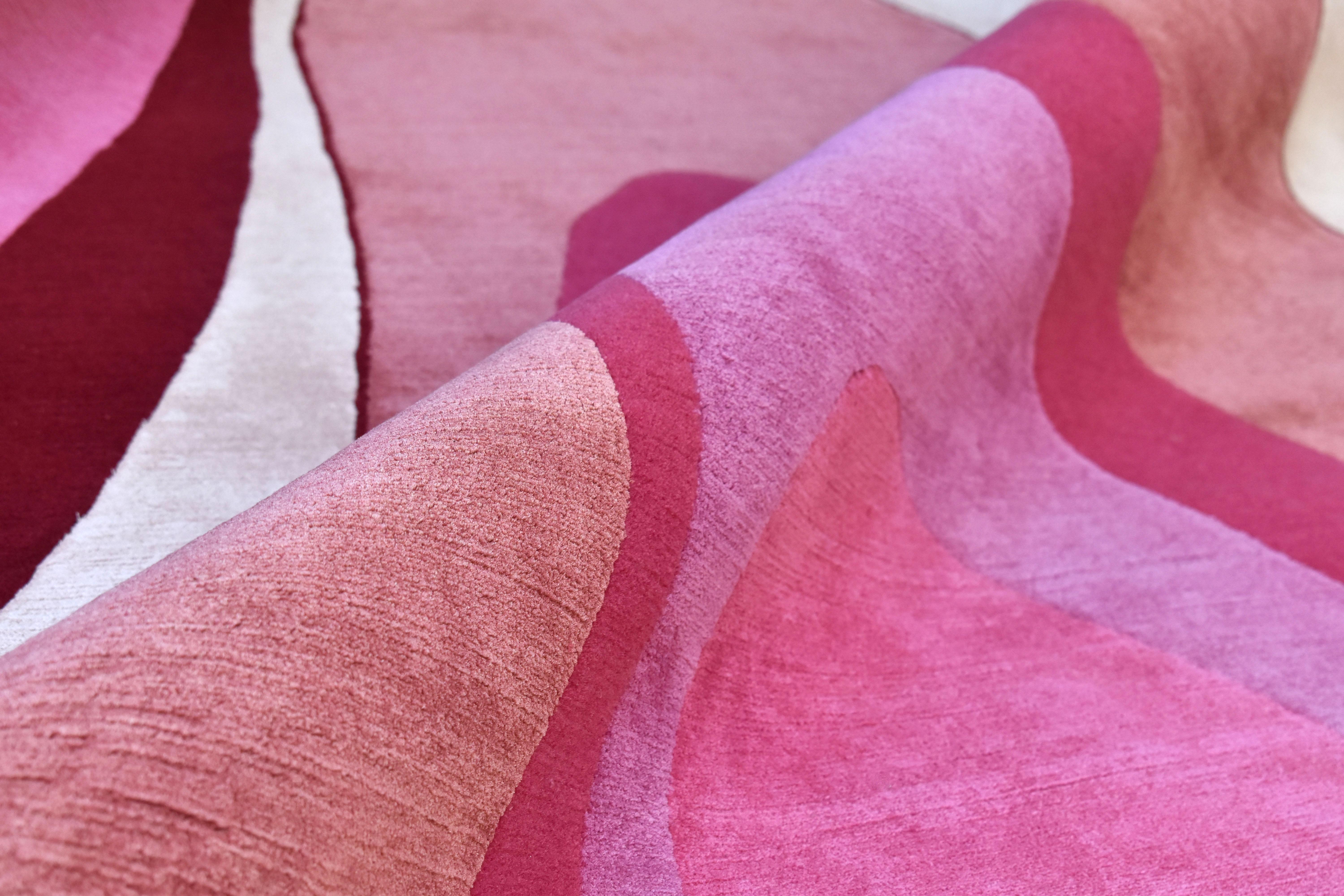 Moderner Teppich aus der Sasha Bikoff-Kollektion in rosafarben, „Wavey Dahlia“, 6'x9' (Wolle) im Angebot