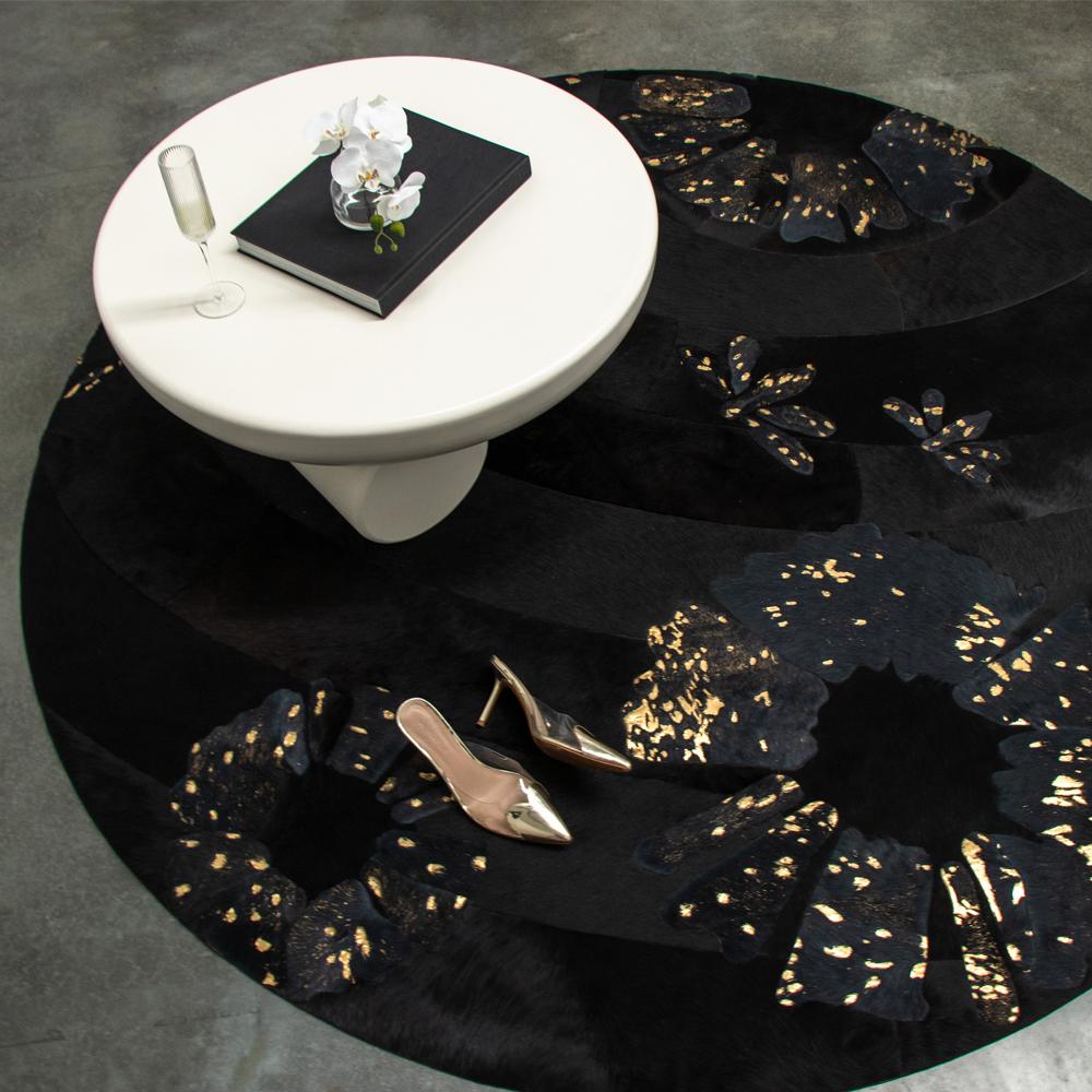 L'antica maestria incontra il lusso moderno in una sorprendente monocromia impreziosita da oro scintillante. Sasha Bikoff trasforma la secolare tecnica giapponese dello shibori in un capolavoro contemporaneo. Questo esclusivo tappeto presenta