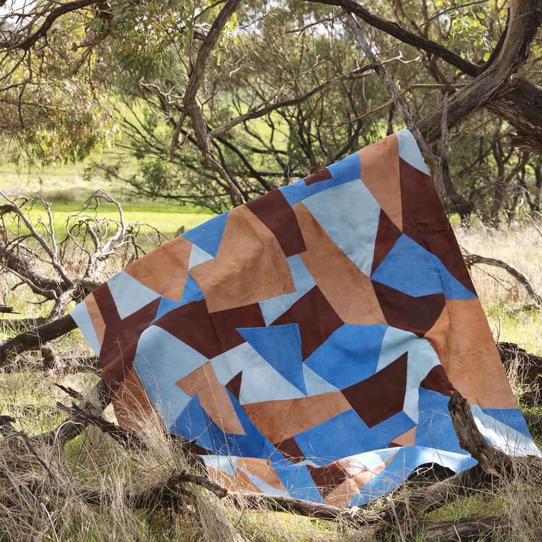 Sasha Bikoff X Art Hide, anpassbarer Teppich mit blauen Rindslederfragmenten (Art déco) im Angebot