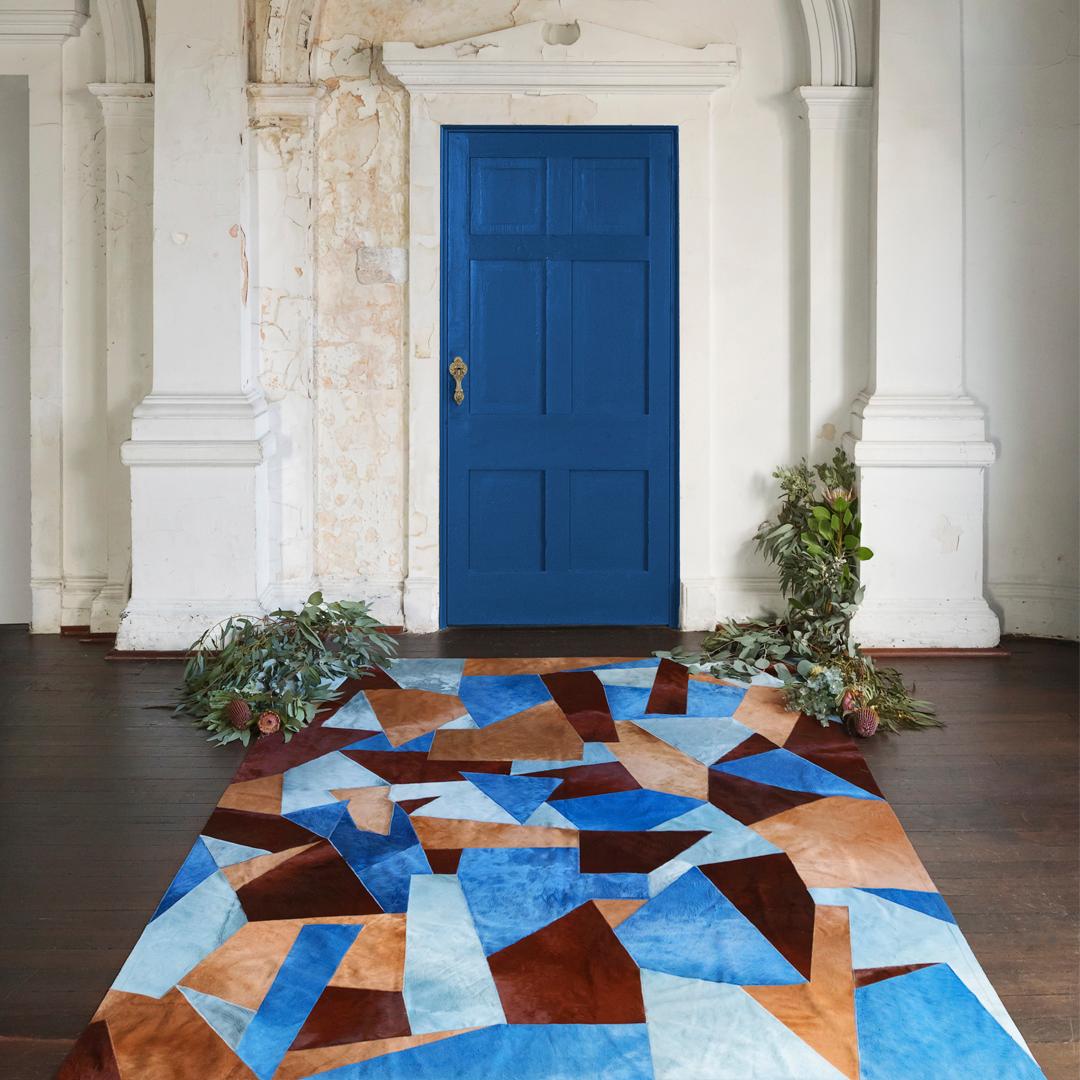 Sasha Bikoff X Art Hide, anpassbarer Teppich mit blauen Rindslederfragmenten (21. Jahrhundert und zeitgenössisch) im Angebot
