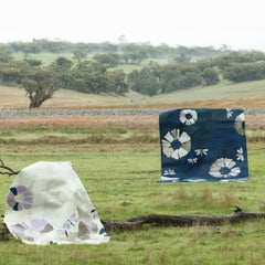 Sasha Bikoff X Art Hide Alfombra de cuero de vaca personalizable Shibori azul pequeña