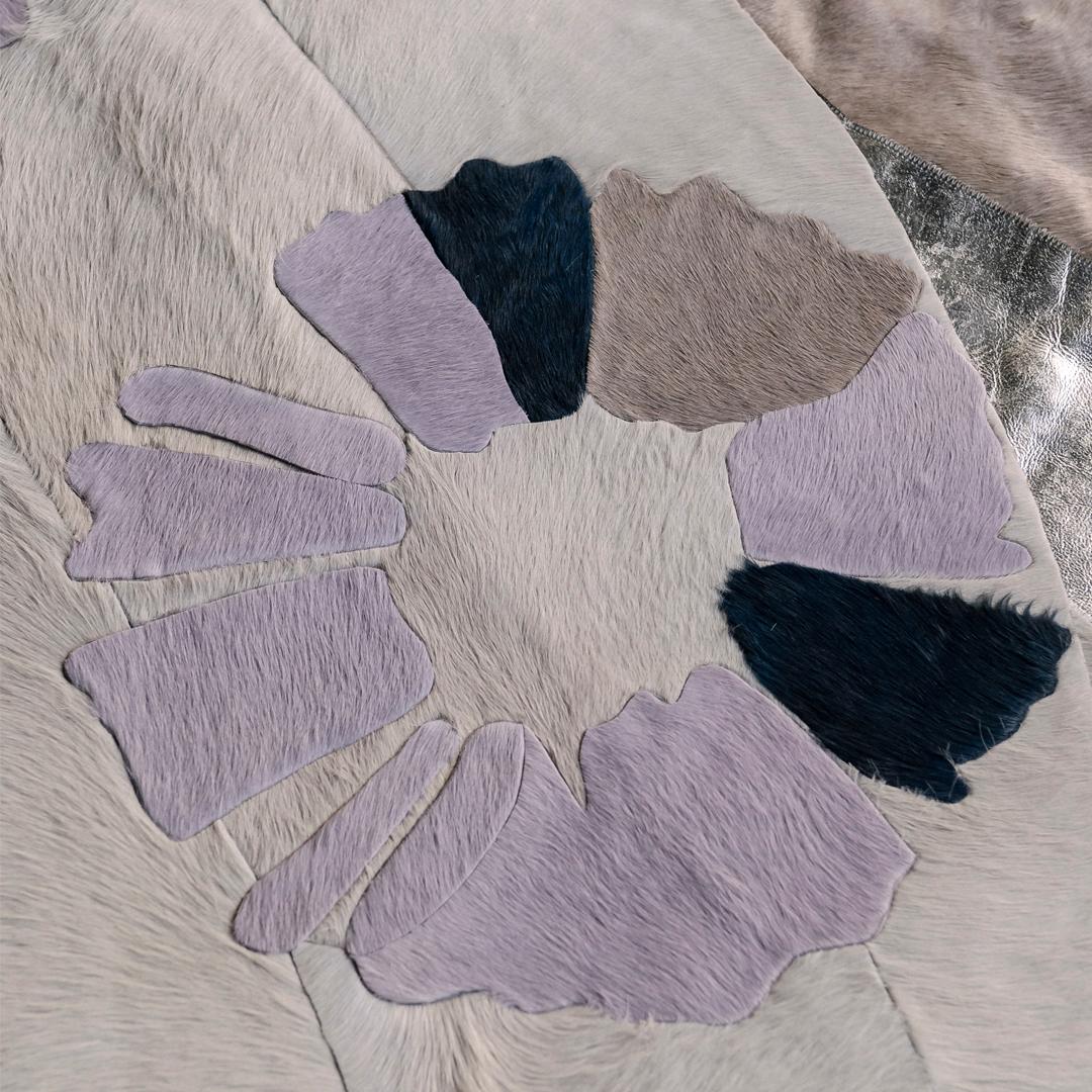 Sasha Bikoff X Art Hide Anpassbarer runder Shibori-Teppich aus Rindsleder in Lavendel, Lavendel und Lavendel XL (Maschinell gefertigt) im Angebot