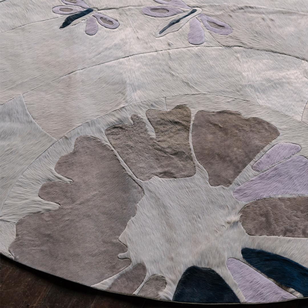 Sasha Bikoff X Art Hide Anpassbarer runder Shibori-Teppich aus Rindsleder in Lavendel, Lavendel und Lavendel XL im Zustand „Neu“ im Angebot in Charlotte, NC