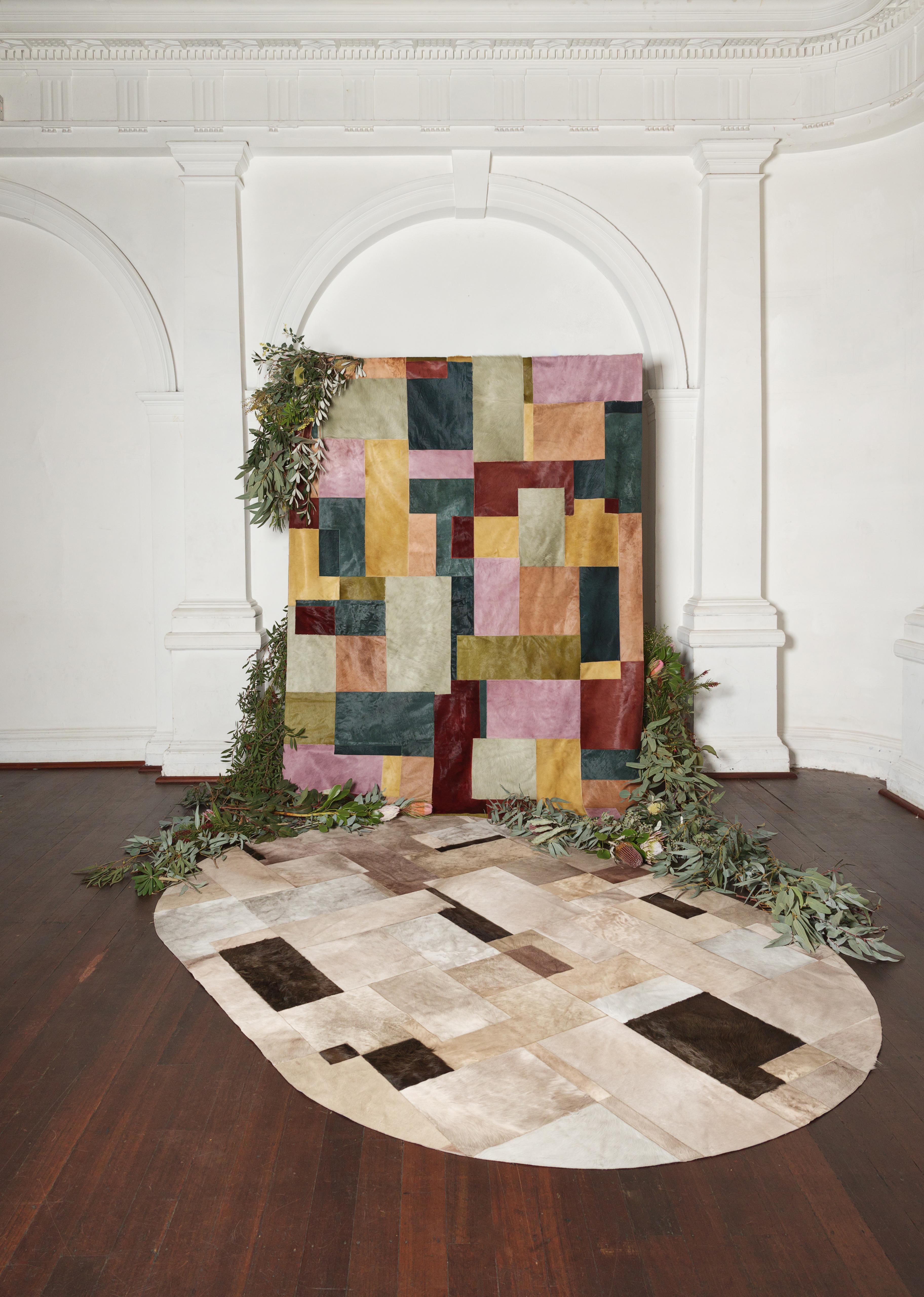 Fait à la machine Tapis Pastiche personnalisable en cuir de vache multicolore Sasha Bikoff X Art Hide, petit modèle en vente